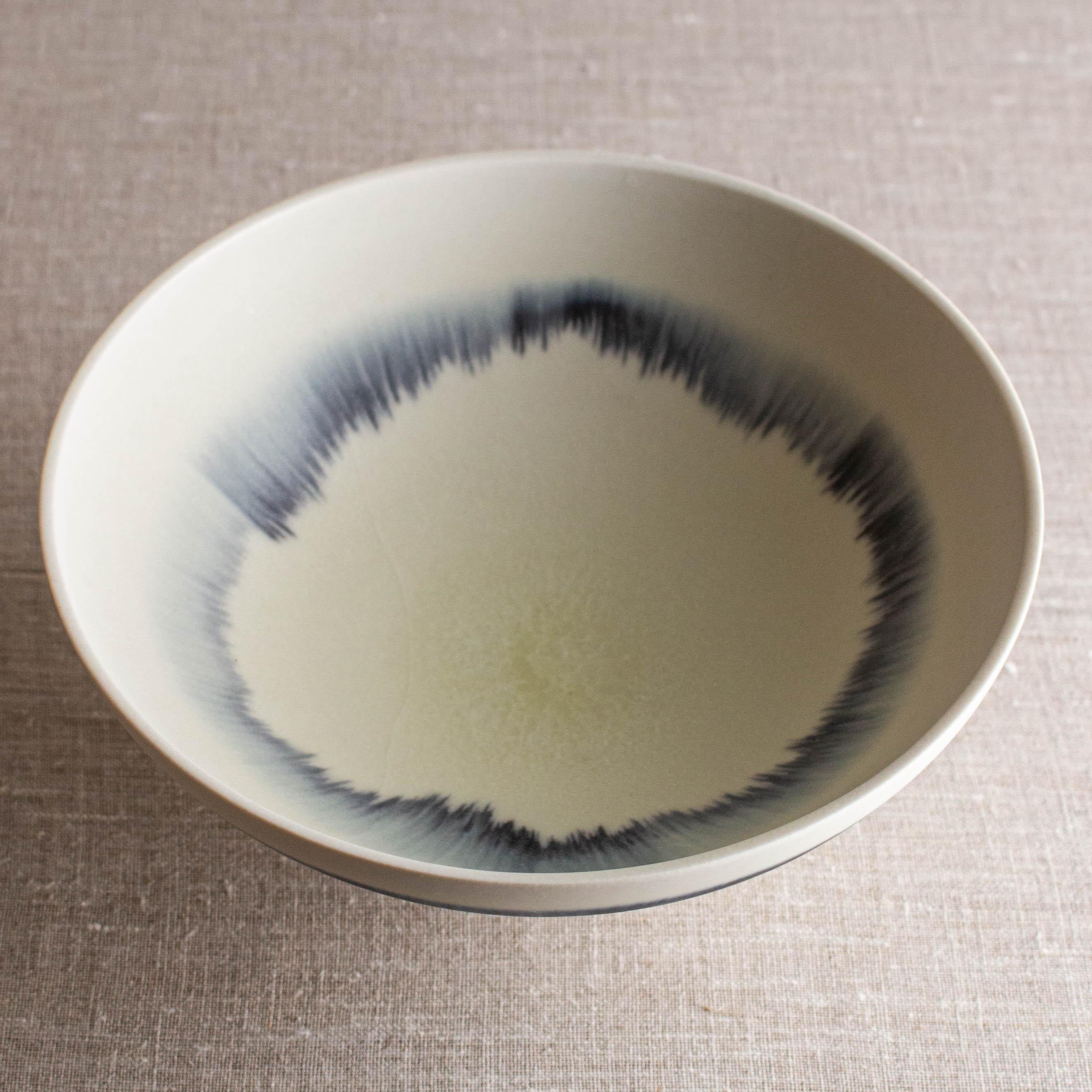 Schale Blue Line aus weißem Porzellan mit blauen Linien von Lisa Fleming (Moderne) im Angebot