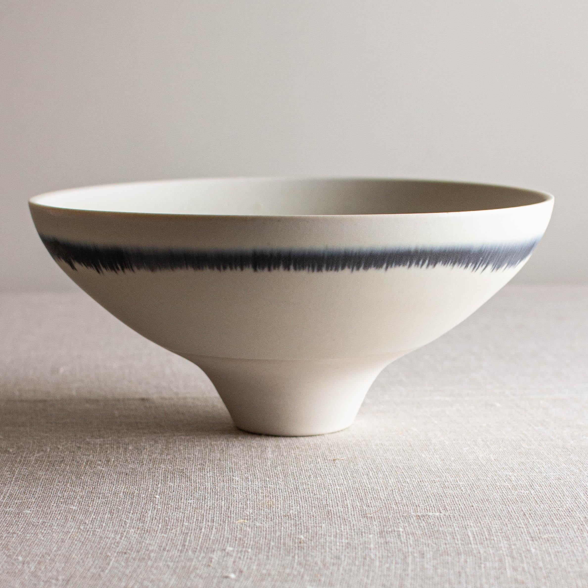 Schale Blue Line aus weißem Porzellan mit blauen Linien von Lisa Fleming (Mexikanisch) im Angebot