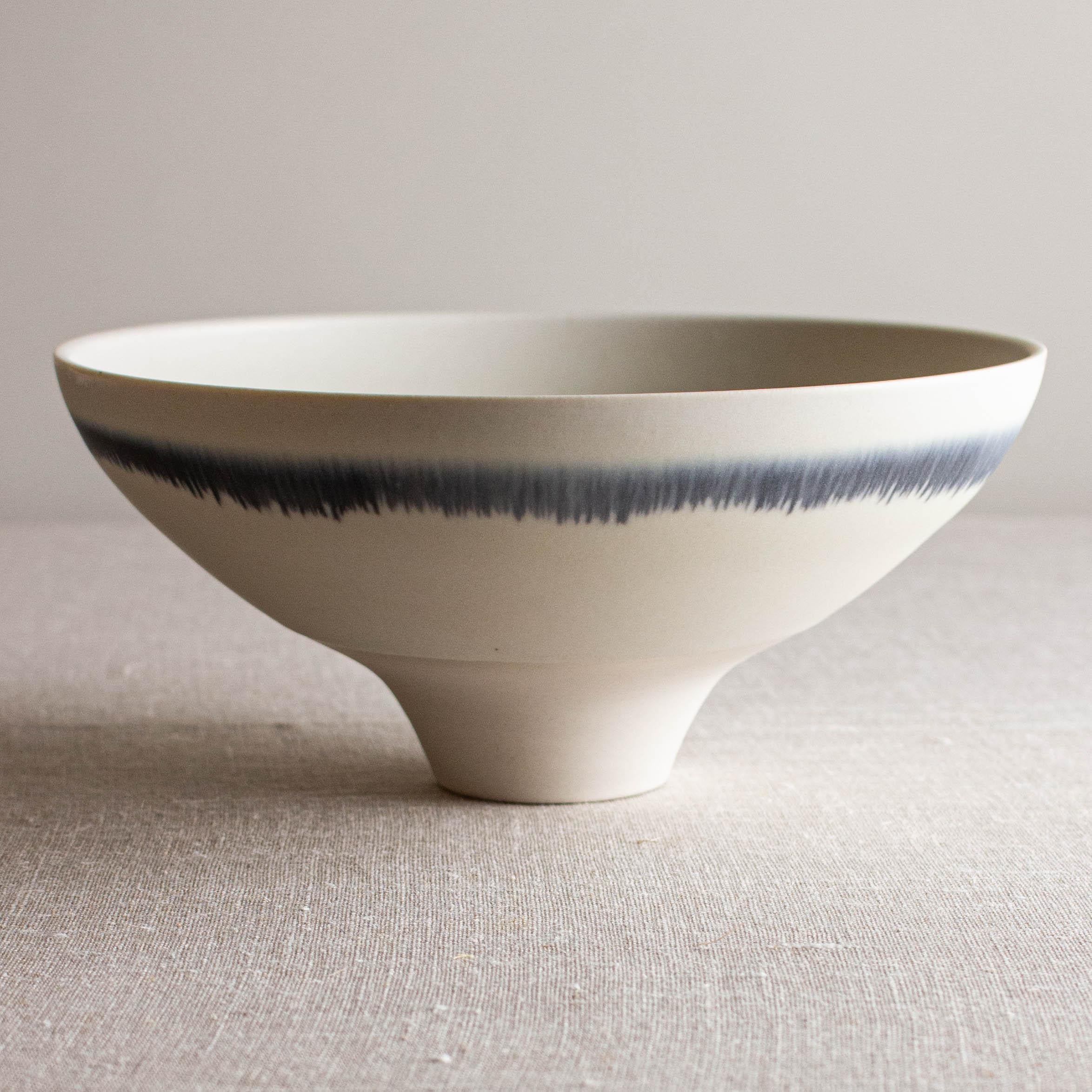 Schale Blue Line aus weißem Porzellan mit blauen Linien von Lisa Fleming (Sonstiges) im Angebot