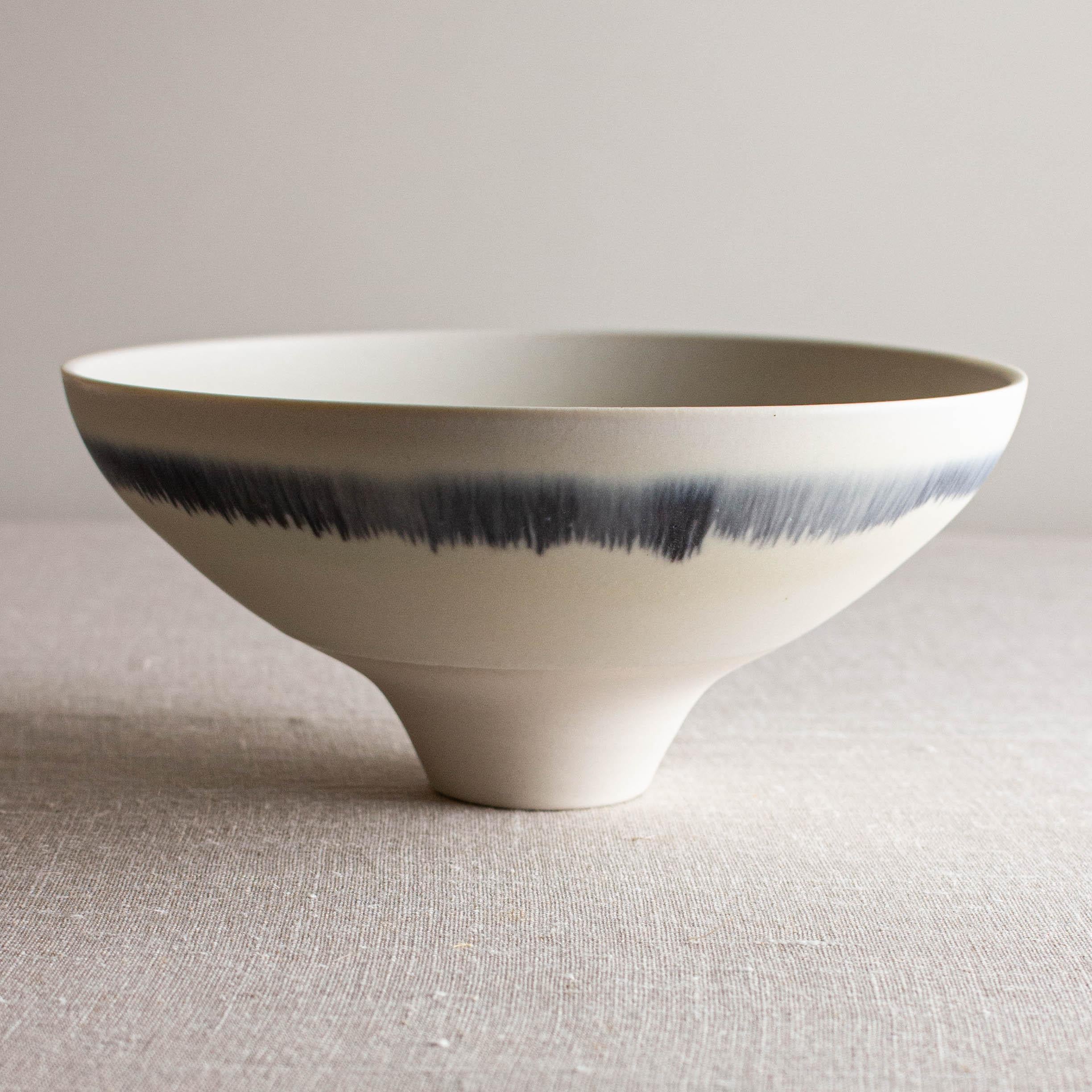 Schale Blue Line aus weißem Porzellan mit blauen Linien von Lisa Fleming im Zustand „Neu“ im Angebot in Geneve, CH