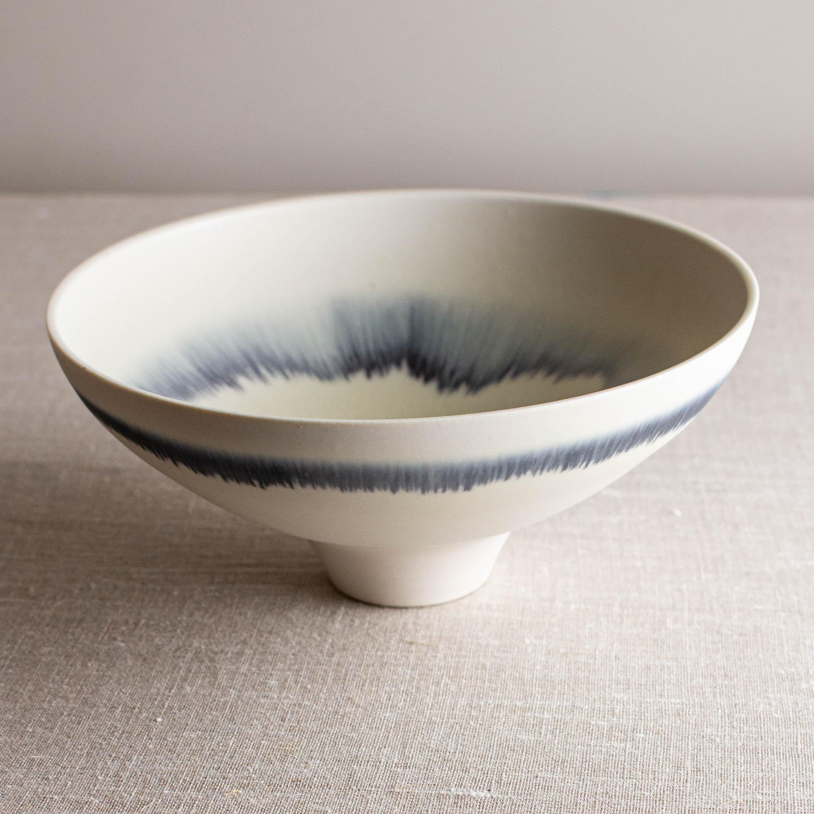 Schale Blue Line aus weißem Porzellan mit blauen Linien von Lisa Fleming (21. Jahrhundert und zeitgenössisch) im Angebot