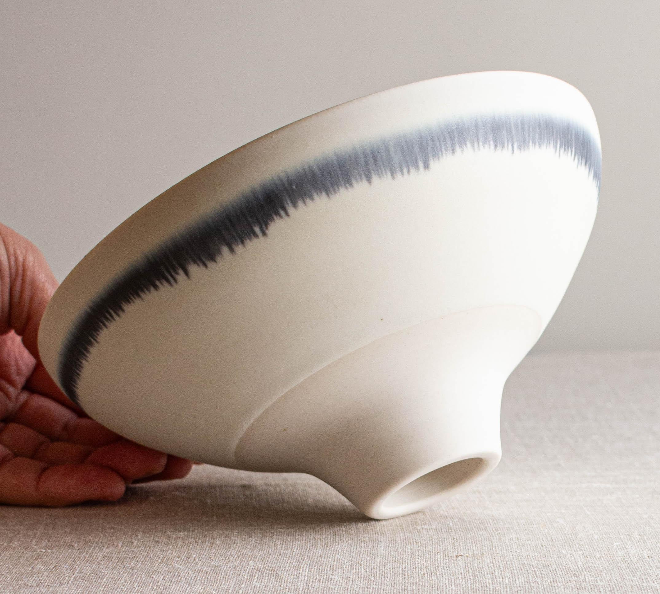 Schale Blue Line aus weißem Porzellan mit blauen Linien von Lisa Fleming im Angebot 1