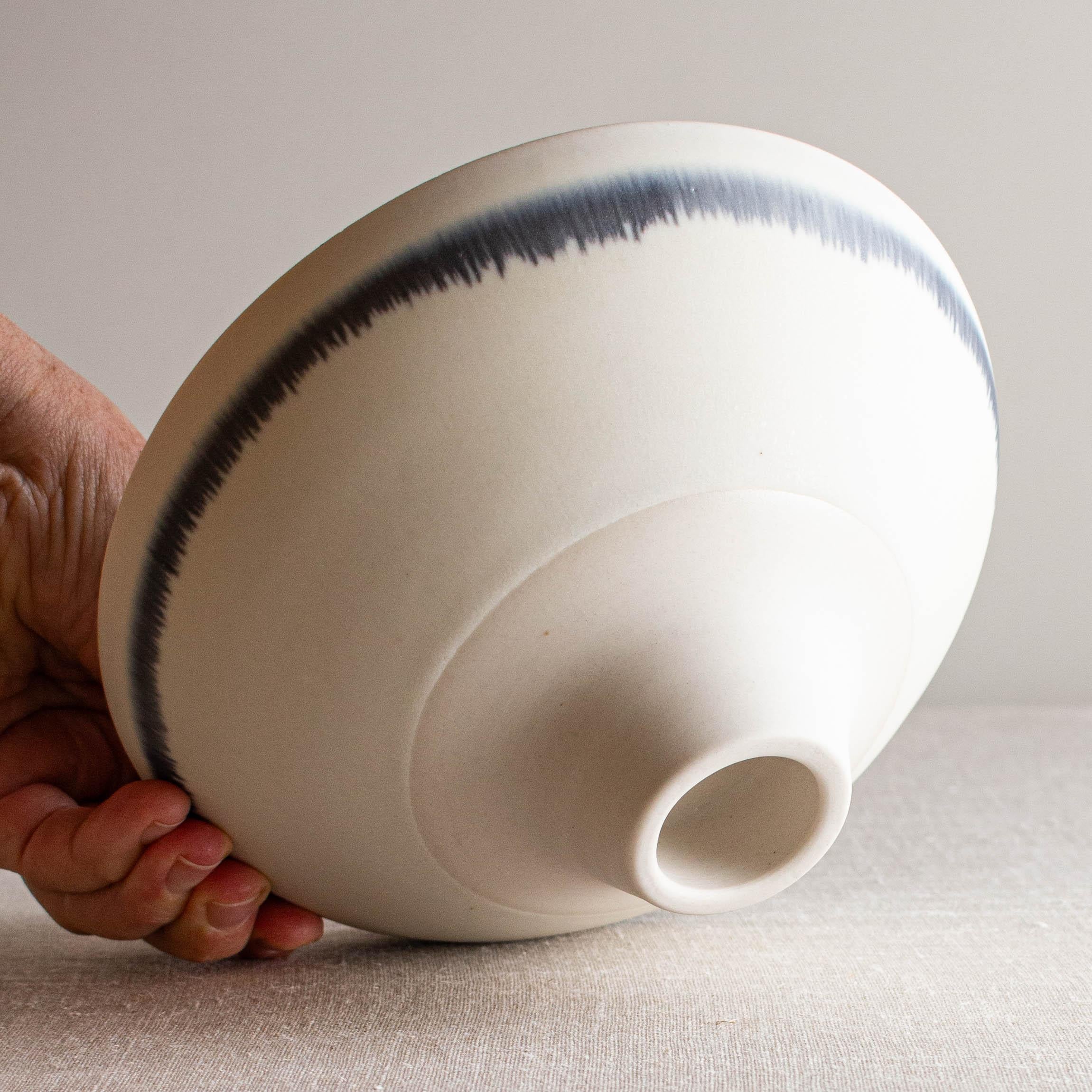 Schale Blue Line aus weißem Porzellan mit blauen Linien von Lisa Fleming im Angebot 2