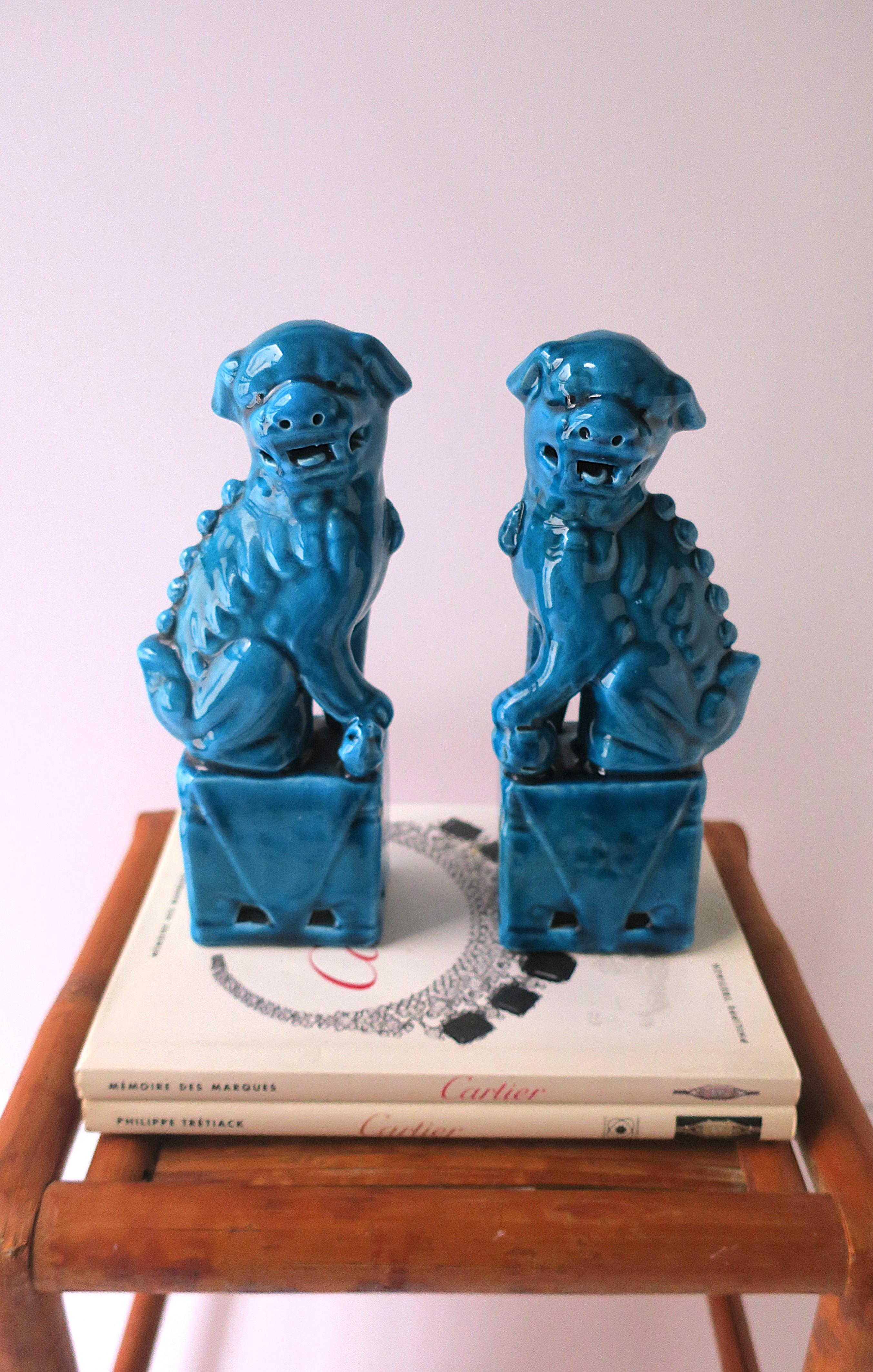 Blauer Löwe Foo Hunde Dekorative Objekte, Paar (20. Jahrhundert) im Angebot