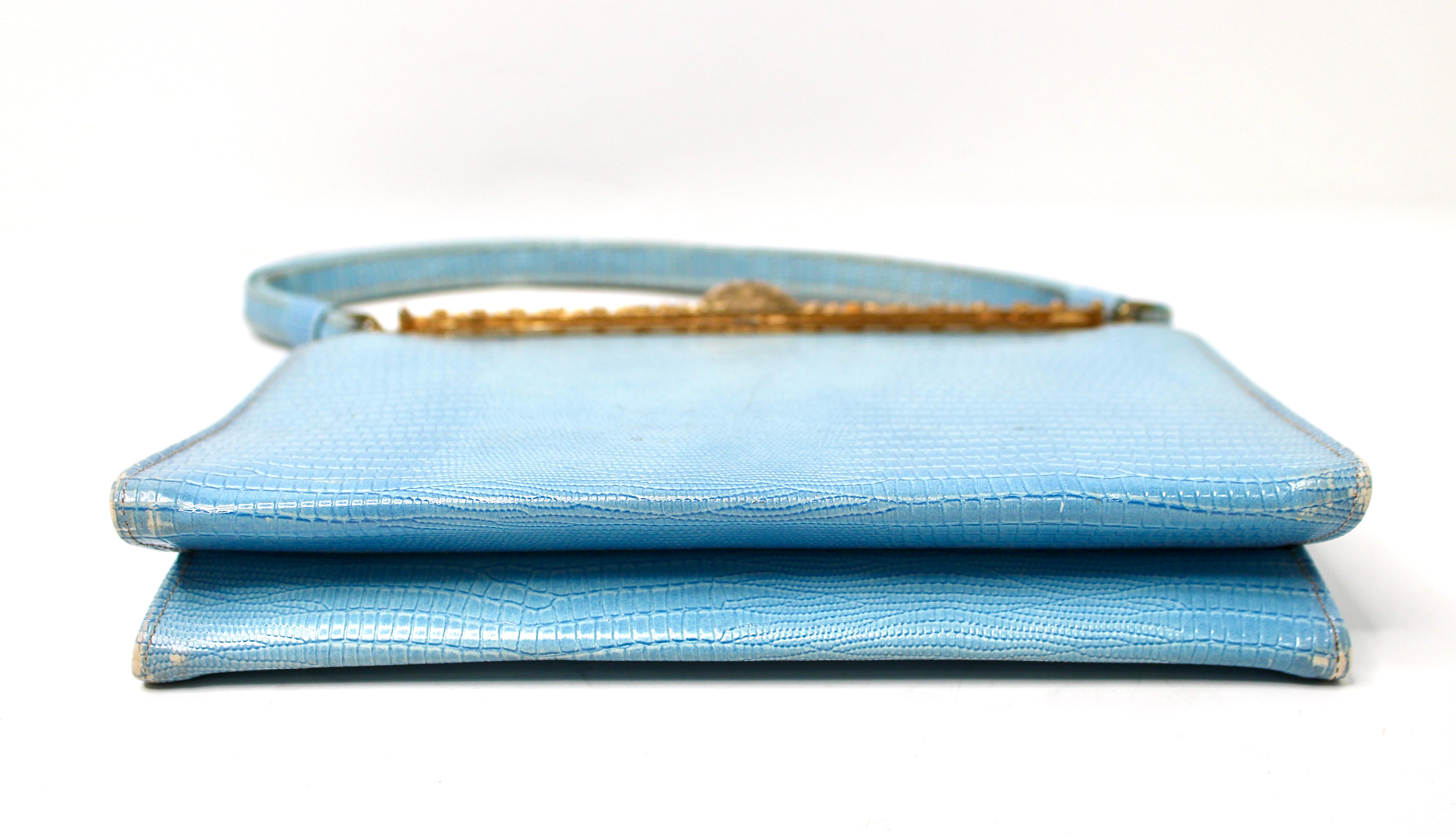 Blue Lizard Embossed Handbag With Gold-Tone Ornate Frame circa 1960s im Angebot 5