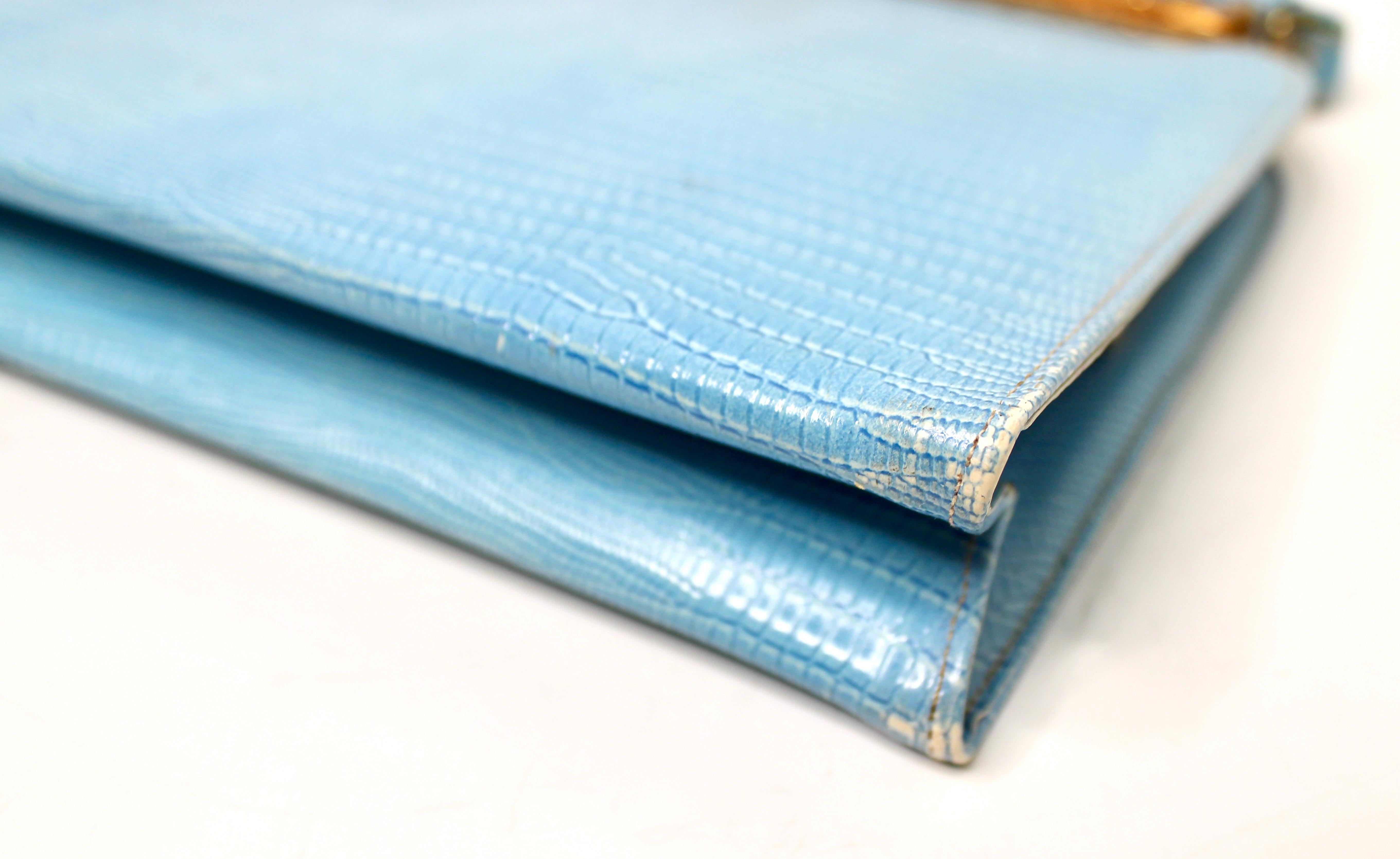 Blue Lizard Embossed Handbag With Gold-Tone Ornate Frame circa 1960s im Angebot 6