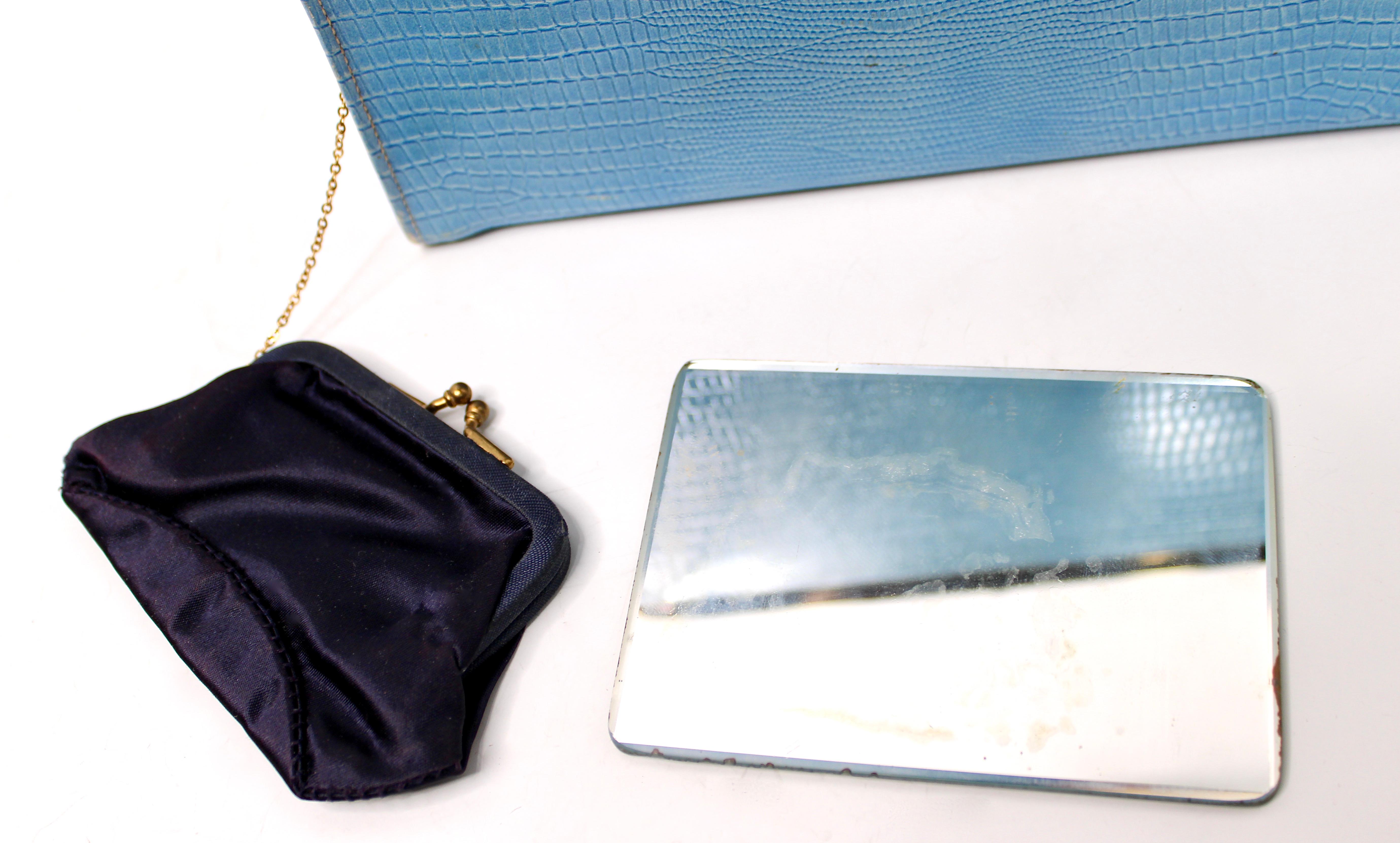 Blue Lizard Embossed Handbag With Gold-Tone Ornate Frame circa 1960s im Angebot 8