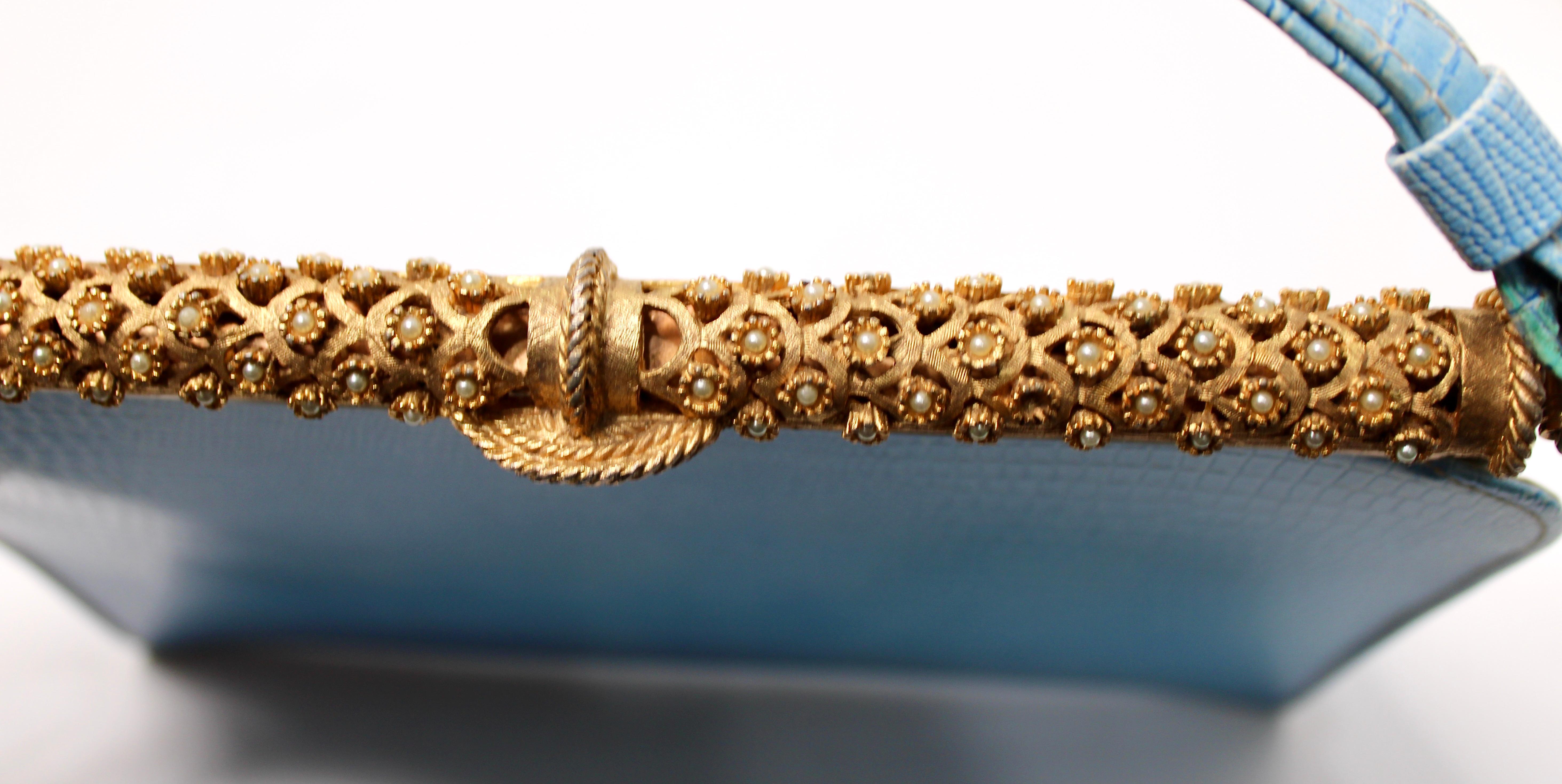 Blue Lizard Embossed Handbag With Gold-Tone Ornate Frame circa 1960s (Blau) im Angebot