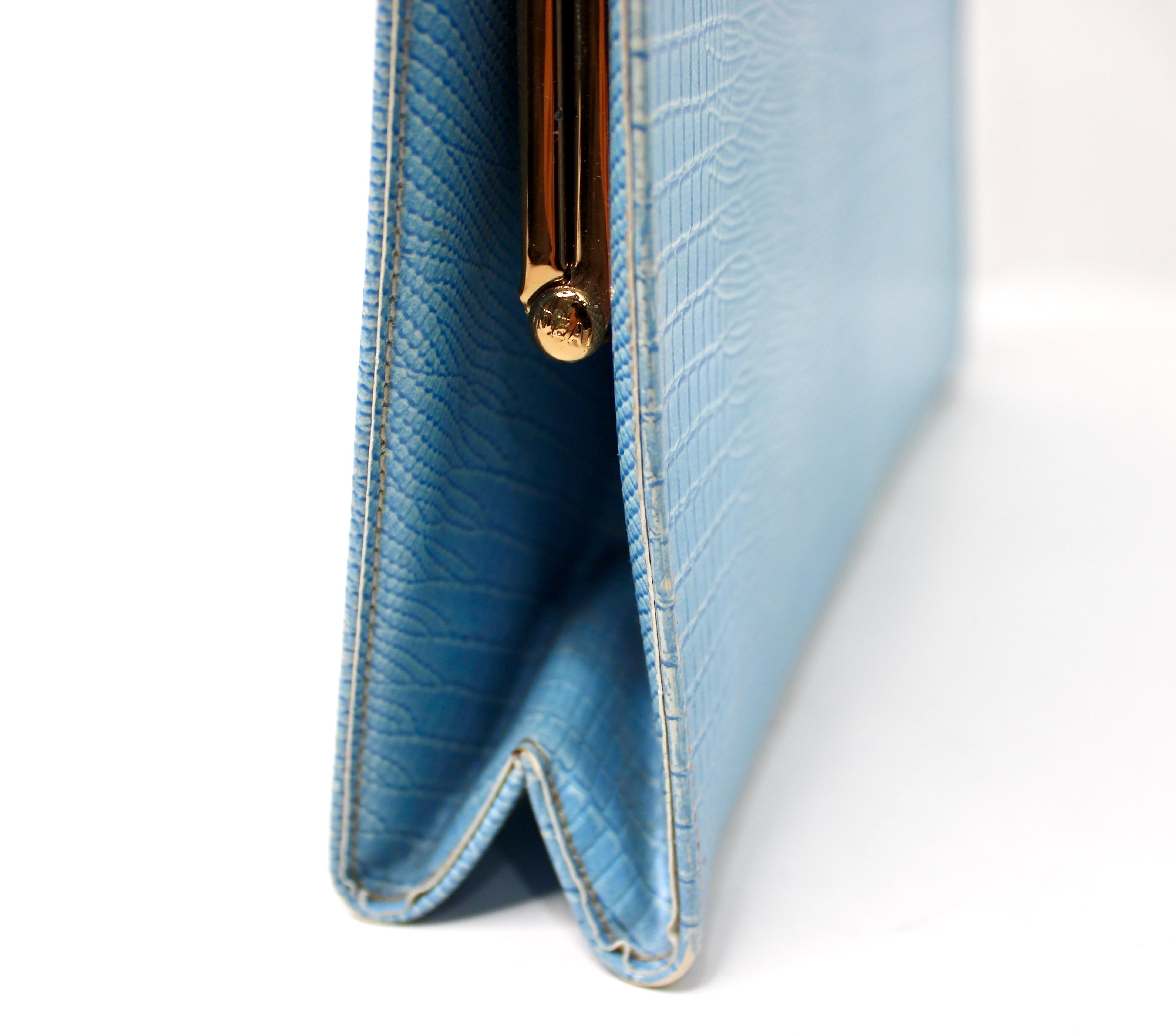 Blue Lizard Embossed Handbag With Gold-Tone Ornate Frame circa 1960s im Angebot 1