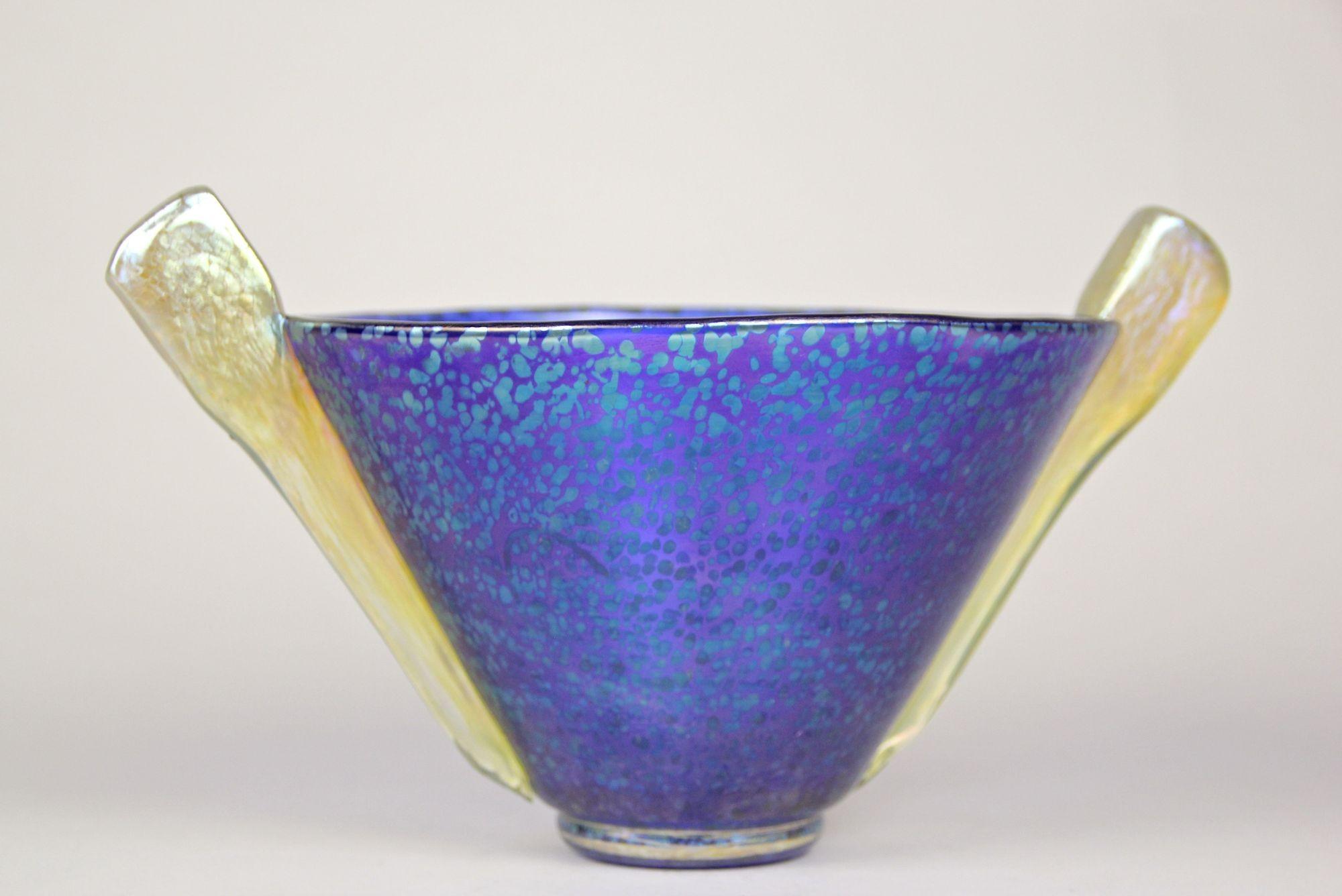 Außergewöhnliche blaue Glasschale mit Henkeln aus der weltbekannten böhmischen Glaskunstmanufaktur von Johann Loetz Witwe um 1936, Dekor Papillon-Variante, Design, das der berühmten tschechischen Malerin und Glaskünstlerin Marie Kirschner