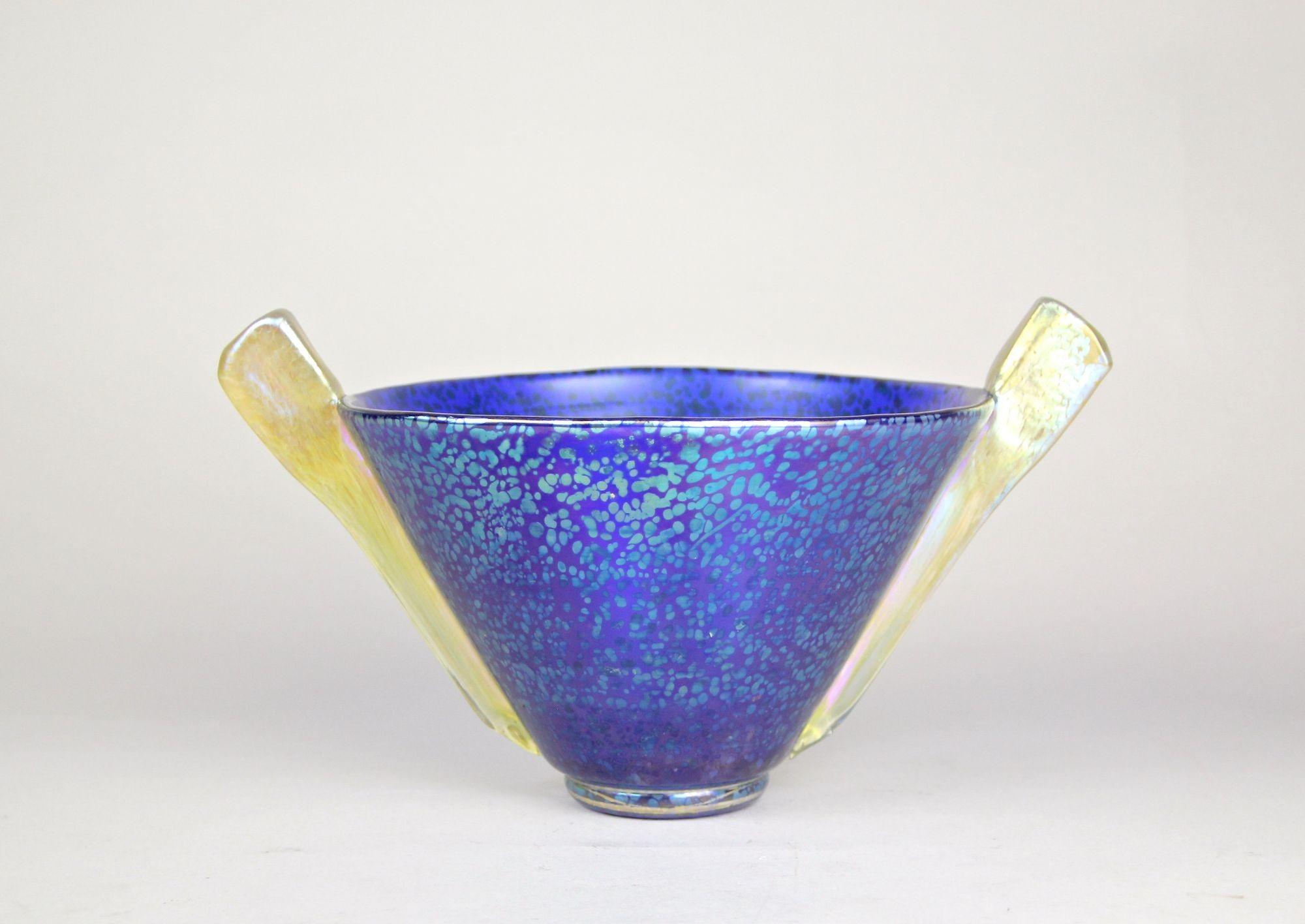 Blaue Loetz Witwe Glasschale - Dekor Papillon Iriscident, Bohemia, um 1936 (Handgefertigt) im Angebot