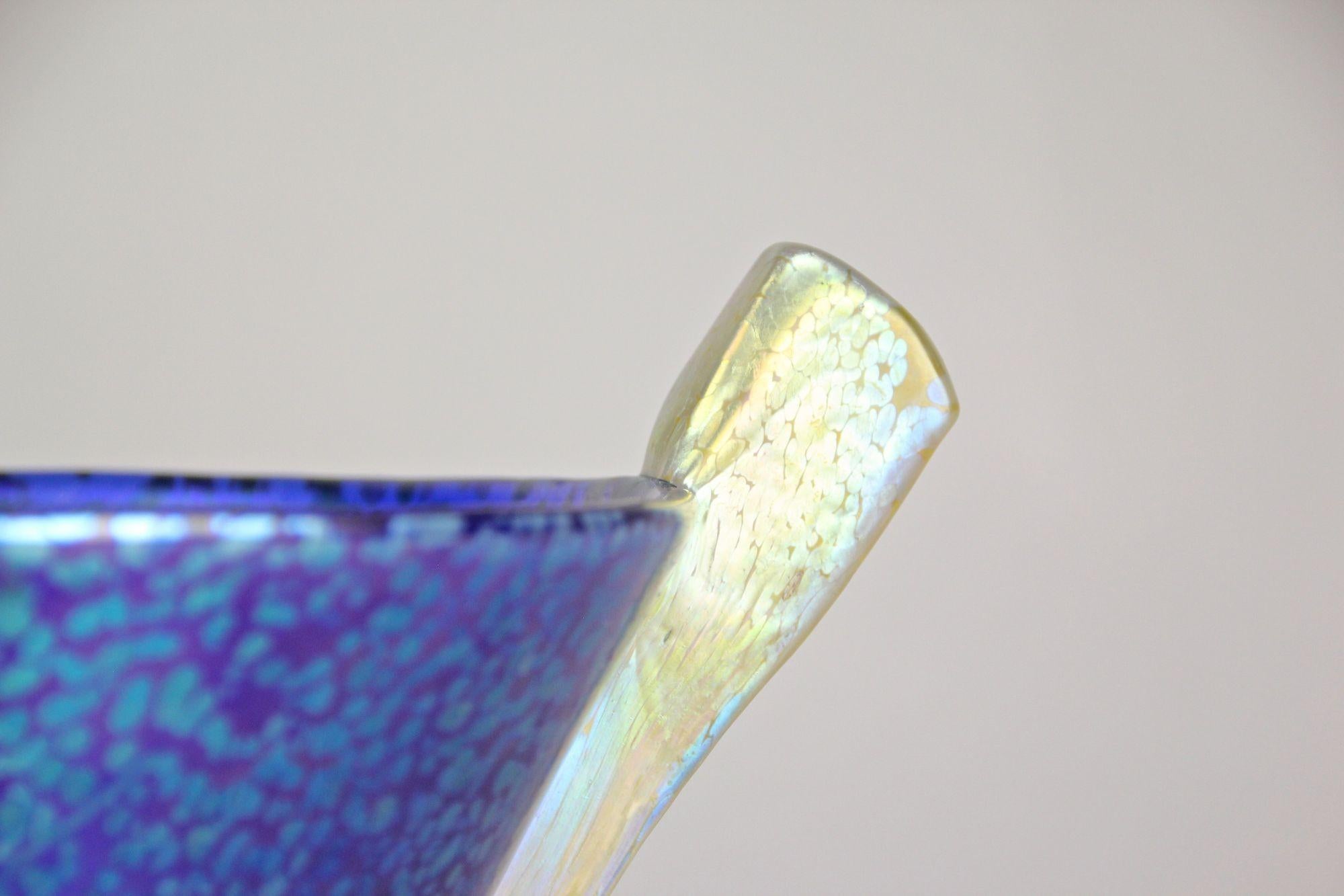 Blaue Loetz Witwe Glasschale - Dekor Papillon Iriscident, Bohemia, um 1936 im Zustand „Gut“ im Angebot in Lichtenberg, AT