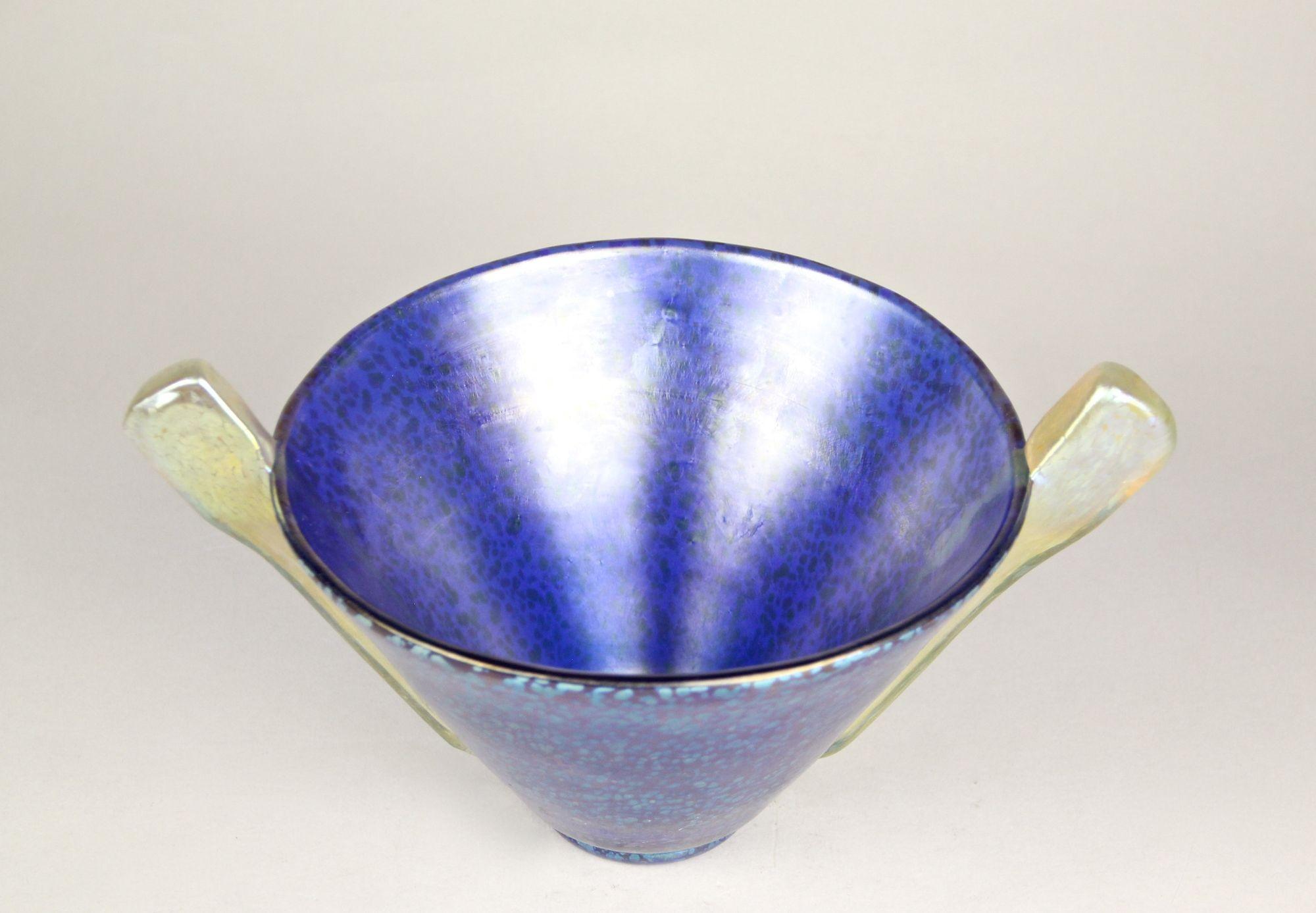 Blaue Loetz Witwe Glasschale - Dekor Papillon Iriscident, Bohemia, um 1936 (Geblasenes Glas) im Angebot