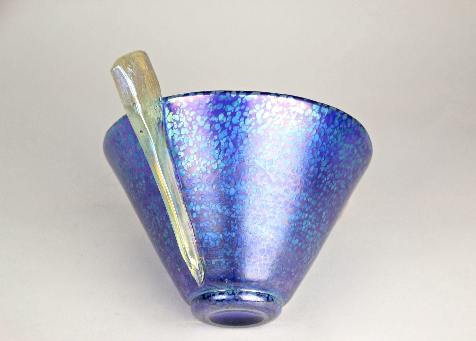 Blaue Loetz Witwe Glasschale - Dekor Papillon Iriscident, Bohemia, um 1936 im Angebot 1