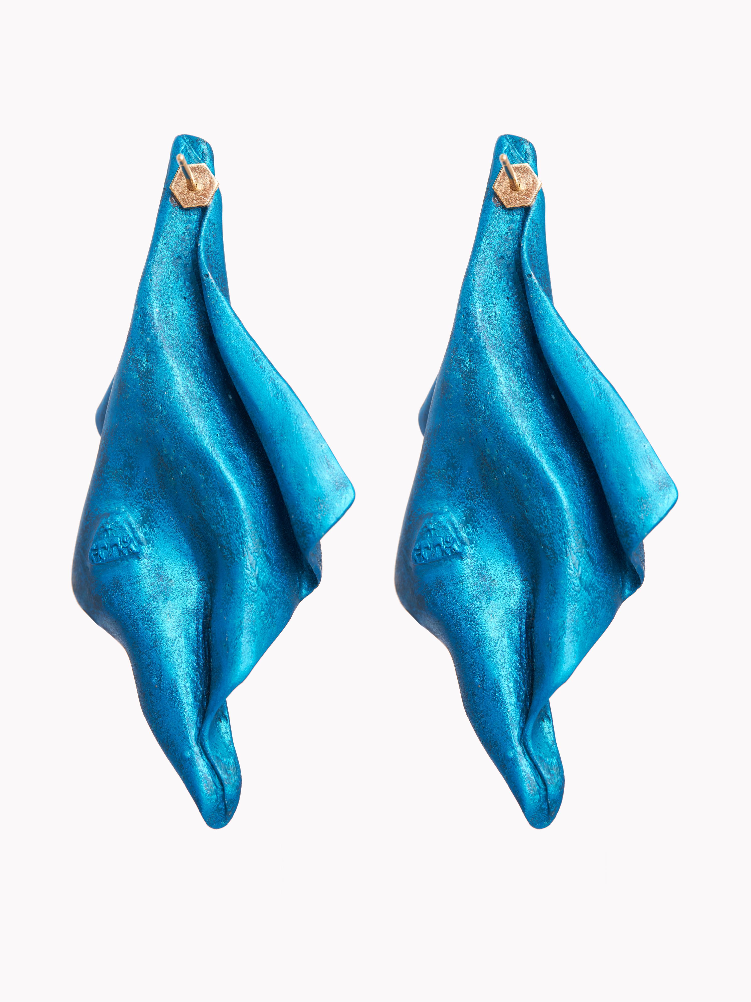 Contemporain Longues boucles d'oreilles bleues en aluminium recyclé, or 18 carats et diamant en vente