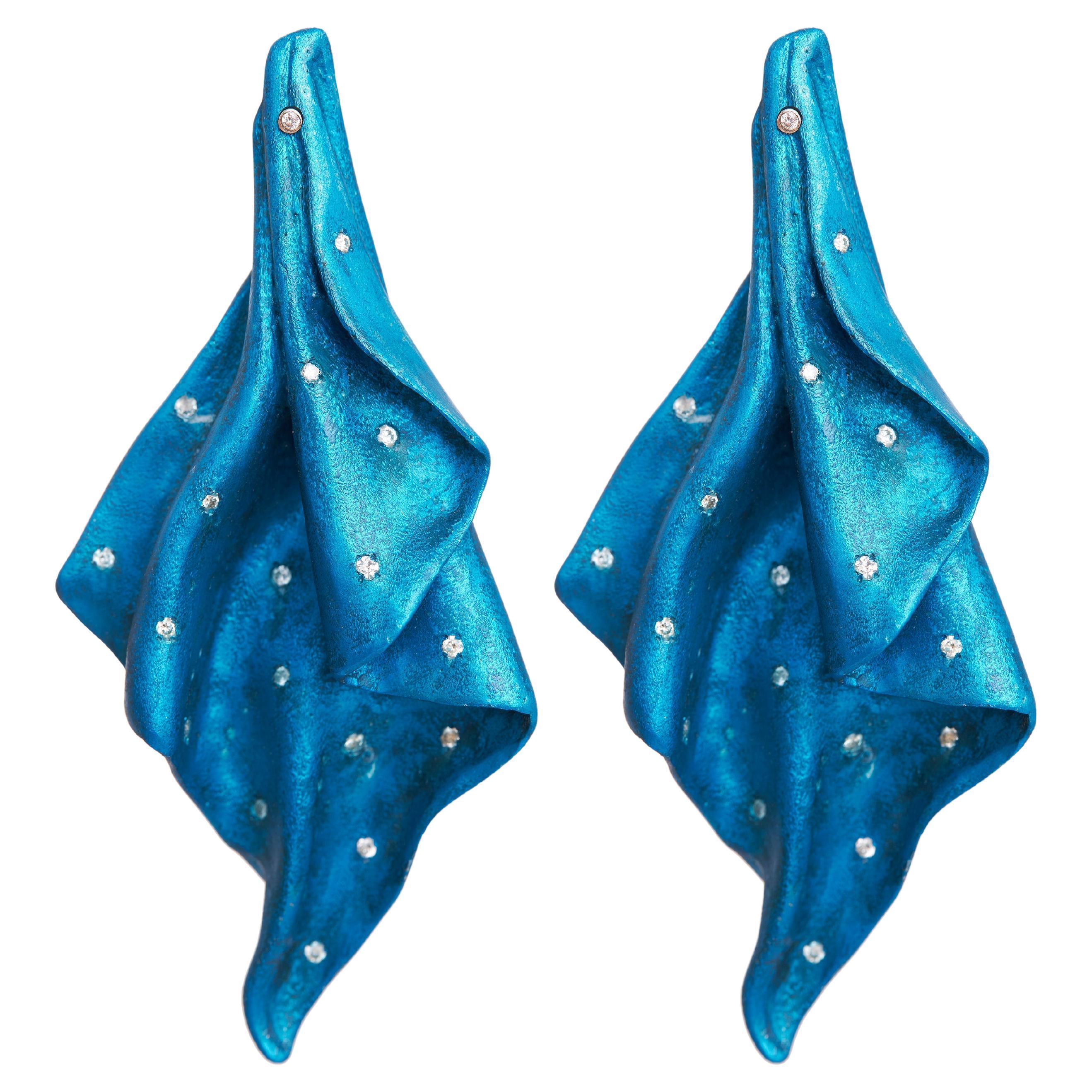 Taille ronde Longues boucles d'oreilles bleues en aluminium recyclé, or 18 carats et diamant en vente