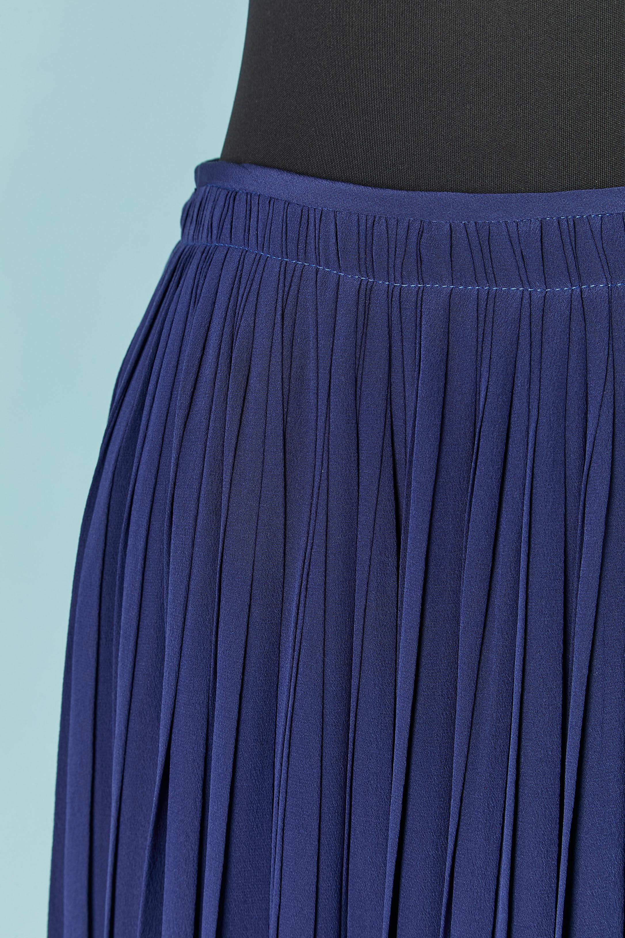 Falda larga plisada azul . No hay etiqueta de composición del tejido, pero probablemente sea rayón. 
TALLA XS 