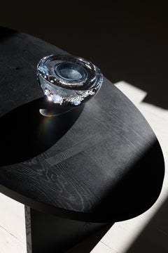 Ovaler Couchtisch „Blue Lotus“ aus schwarzer Eiche