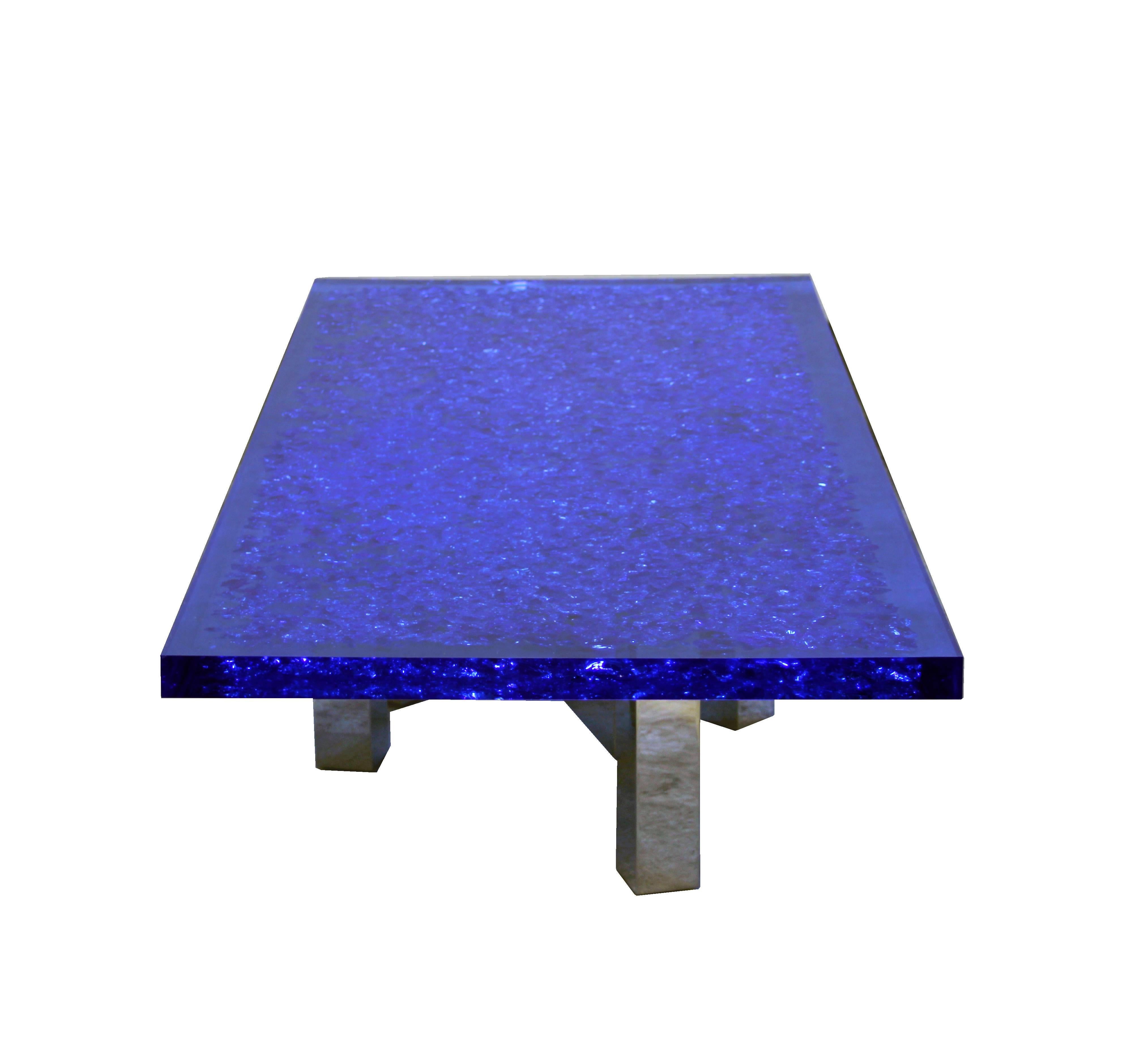 Light blue Murano glass and Lucite coffee table with nickel-plated brass base.
The colorful top in blue Lucite is plenty of suspended glass fragments.
The geometrical metal base is in brass with nickel finish.
Designed by Umberto Cinelli and