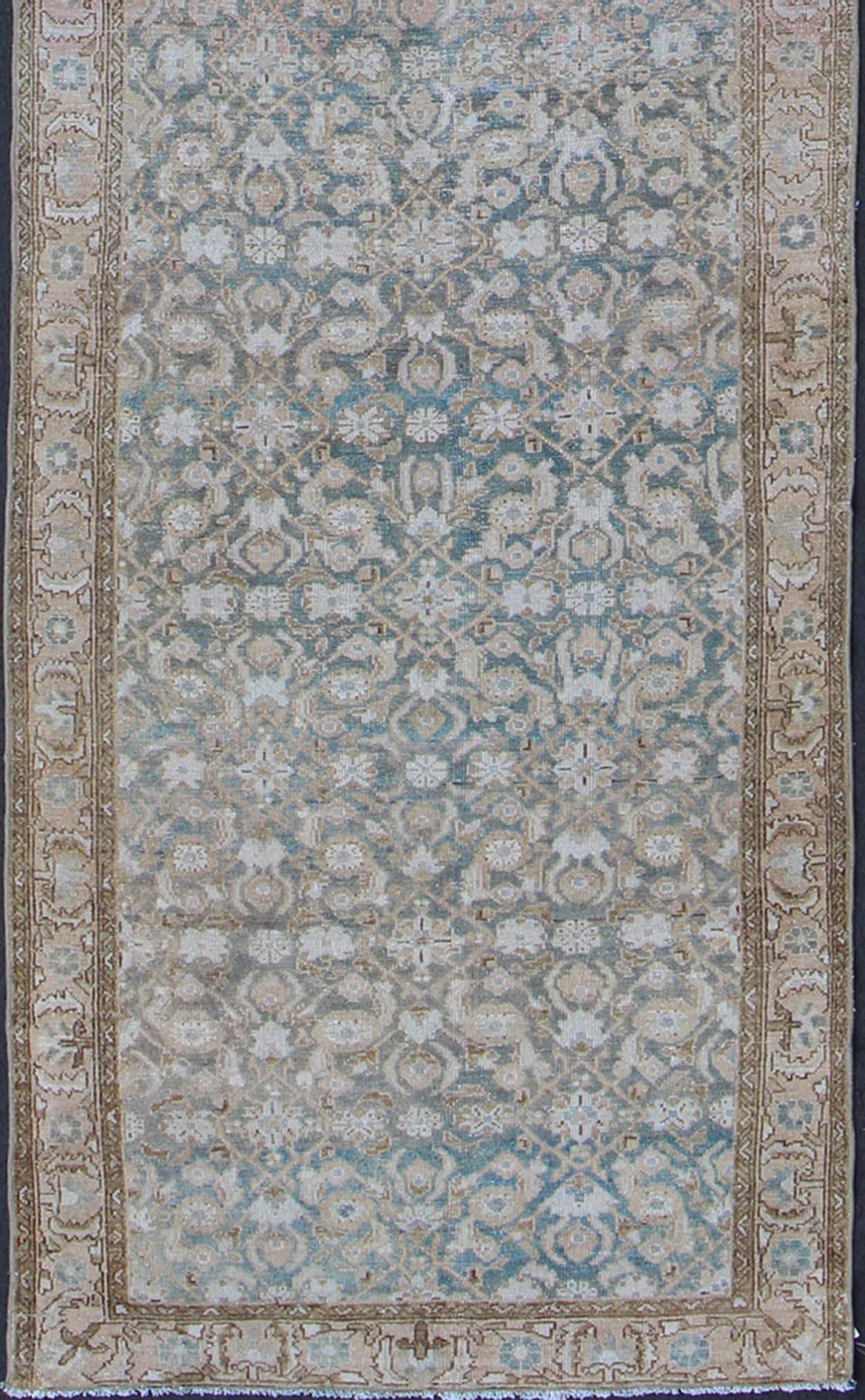 Blauer Malayer Läufer antiker Perser mit Blumen in hellen Tönen, Teppich de-176451, Herkunftsland / Typ: Iran / Mahal, um 1920

Dieser antike persische Malayer-Läufer aus dem frühen 20. Jahrhundert besticht durch seine exquisiten Details sowie