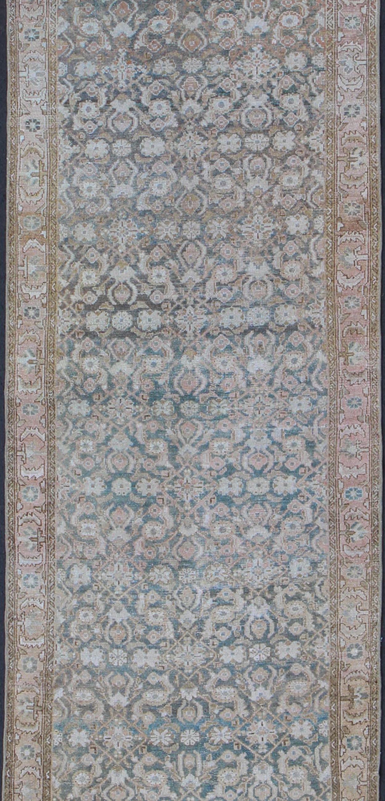 Blauer blauer Malayer-Läufer, antik, persisch, mit Blumen in hellen Tönen (Persisch) im Angebot