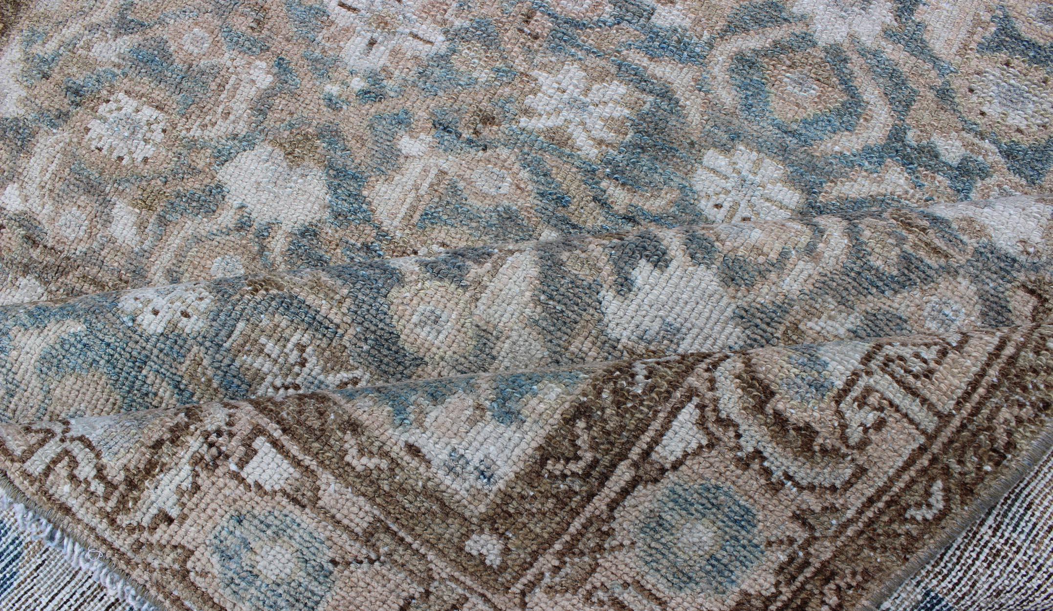 Blauer blauer Malayer-Läufer, antik, persisch, mit Blumen in hellen Tönen im Zustand „Hervorragend“ im Angebot in Atlanta, GA