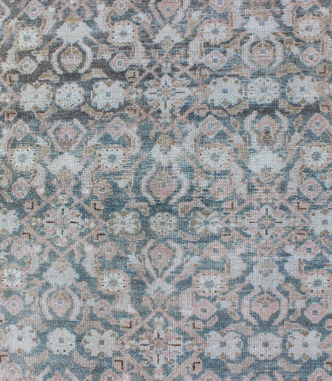 Blauer blauer Malayer-Läufer, antik, persisch, mit Blumen in hellen Tönen (Frühes 20. Jahrhundert) im Angebot