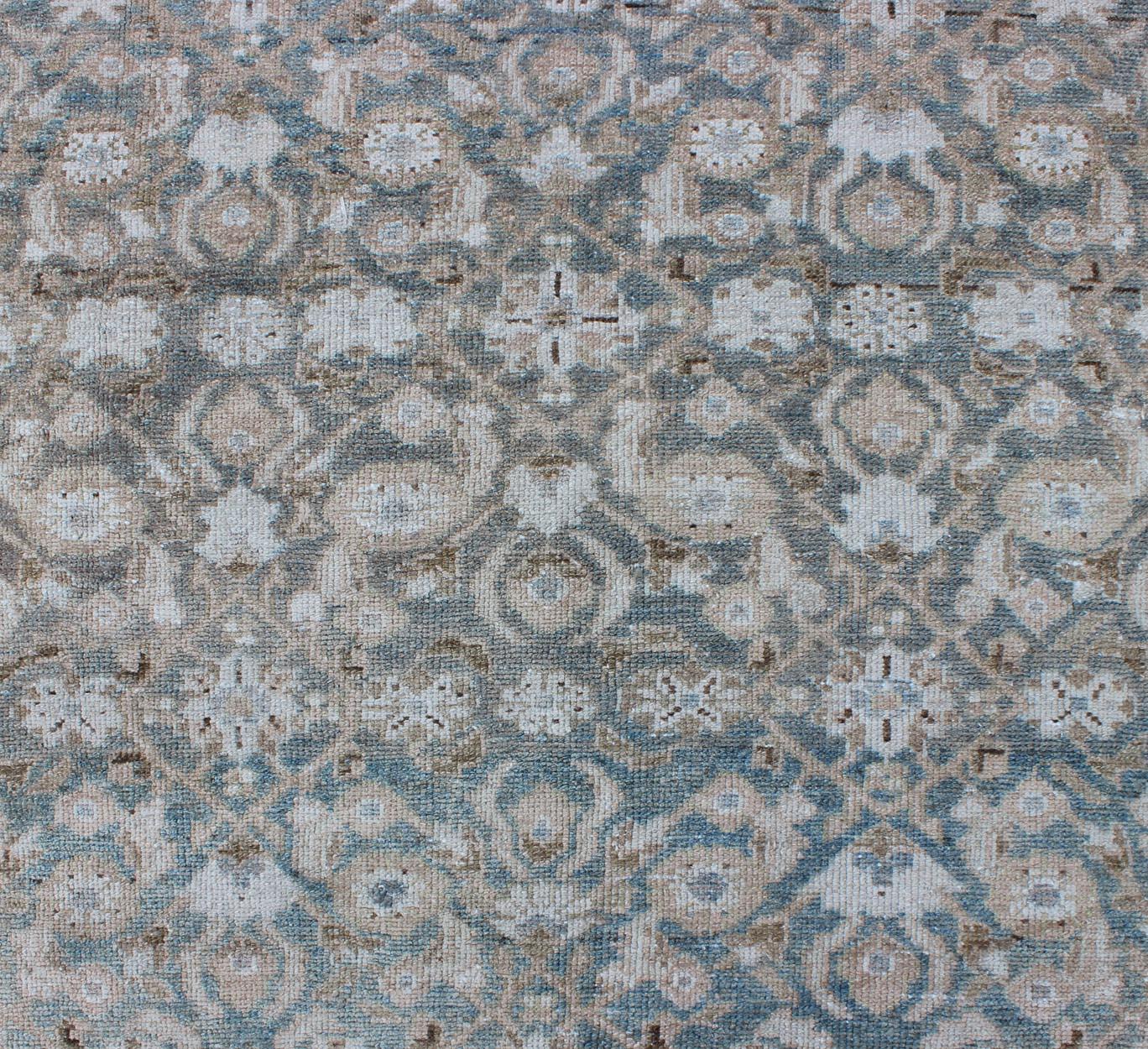 Blauer blauer Malayer-Läufer, antik, persisch, mit Blumen in hellen Tönen im Angebot 1