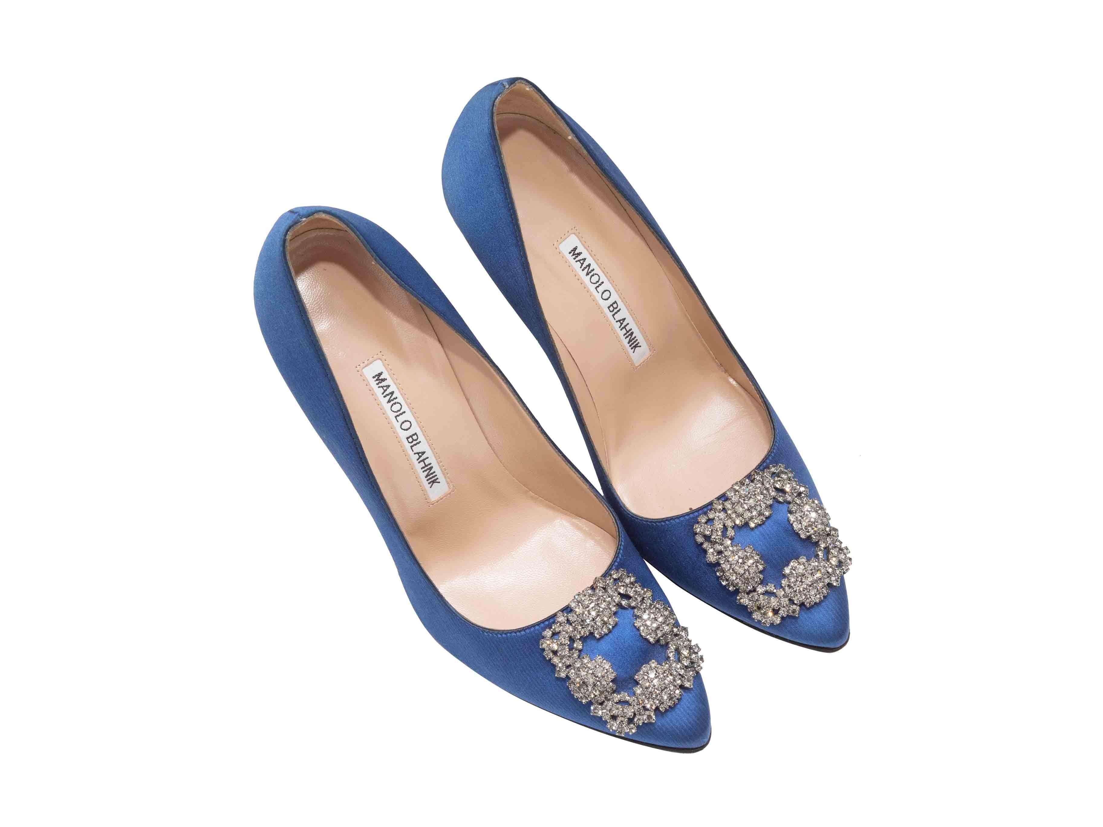 Décolleté Hangisi a punta in raso blu con fibbia impreziosita da cristalli di Manolo Blahnik. Altezza tacco 4