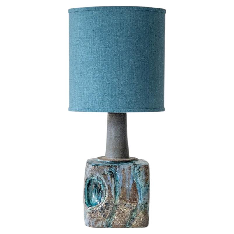 Lampada da tavolo in ceramica smaltata blu marmorizzata, paralume blu su misura di R. Houben