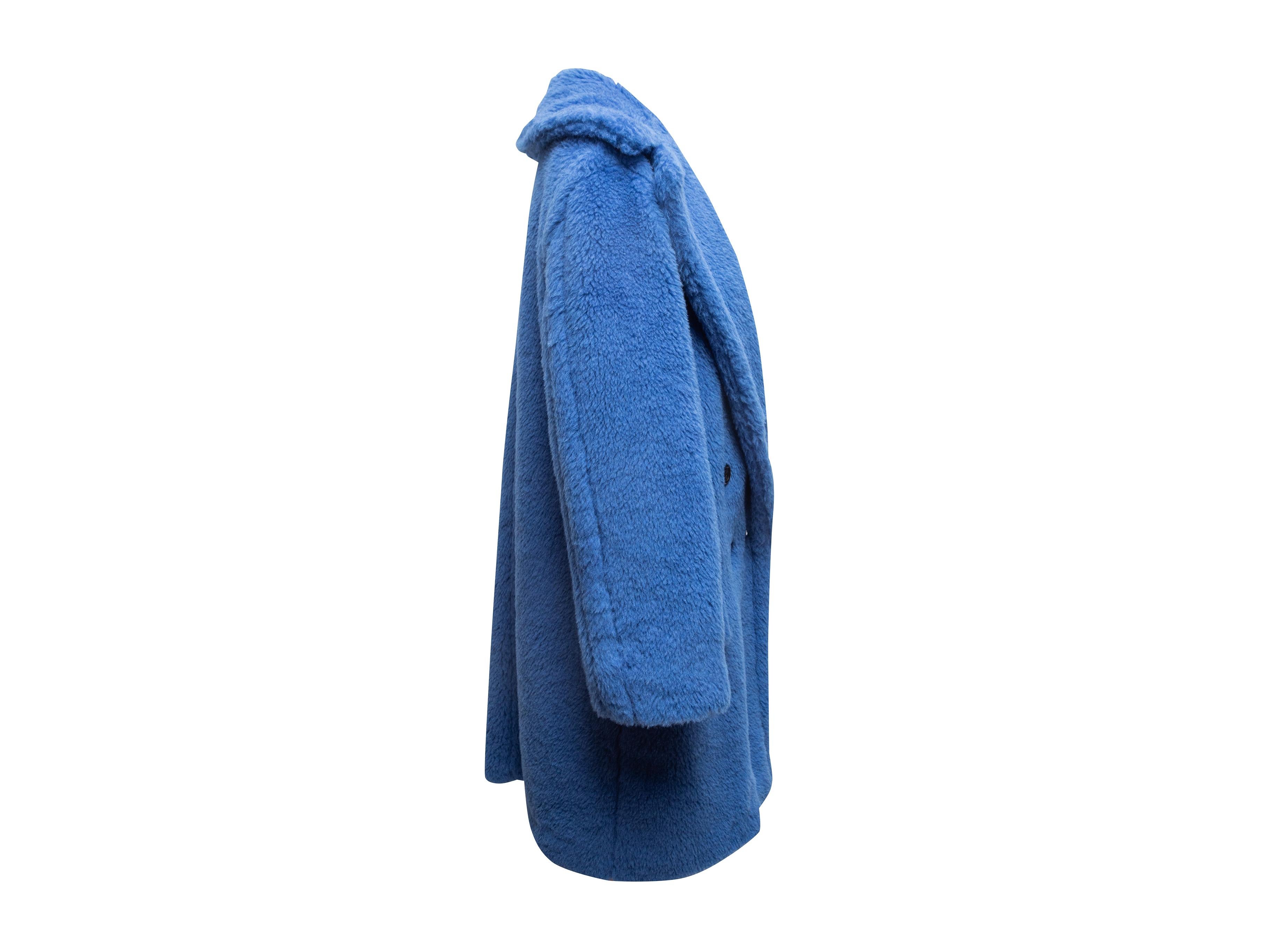 Cappotto doppiopetto in alpaca blu, lana vergine e misto seta di Max Mara. Risvolto dentellato. Tre tasche. Chiusura frontale con bottoni. Busto 50