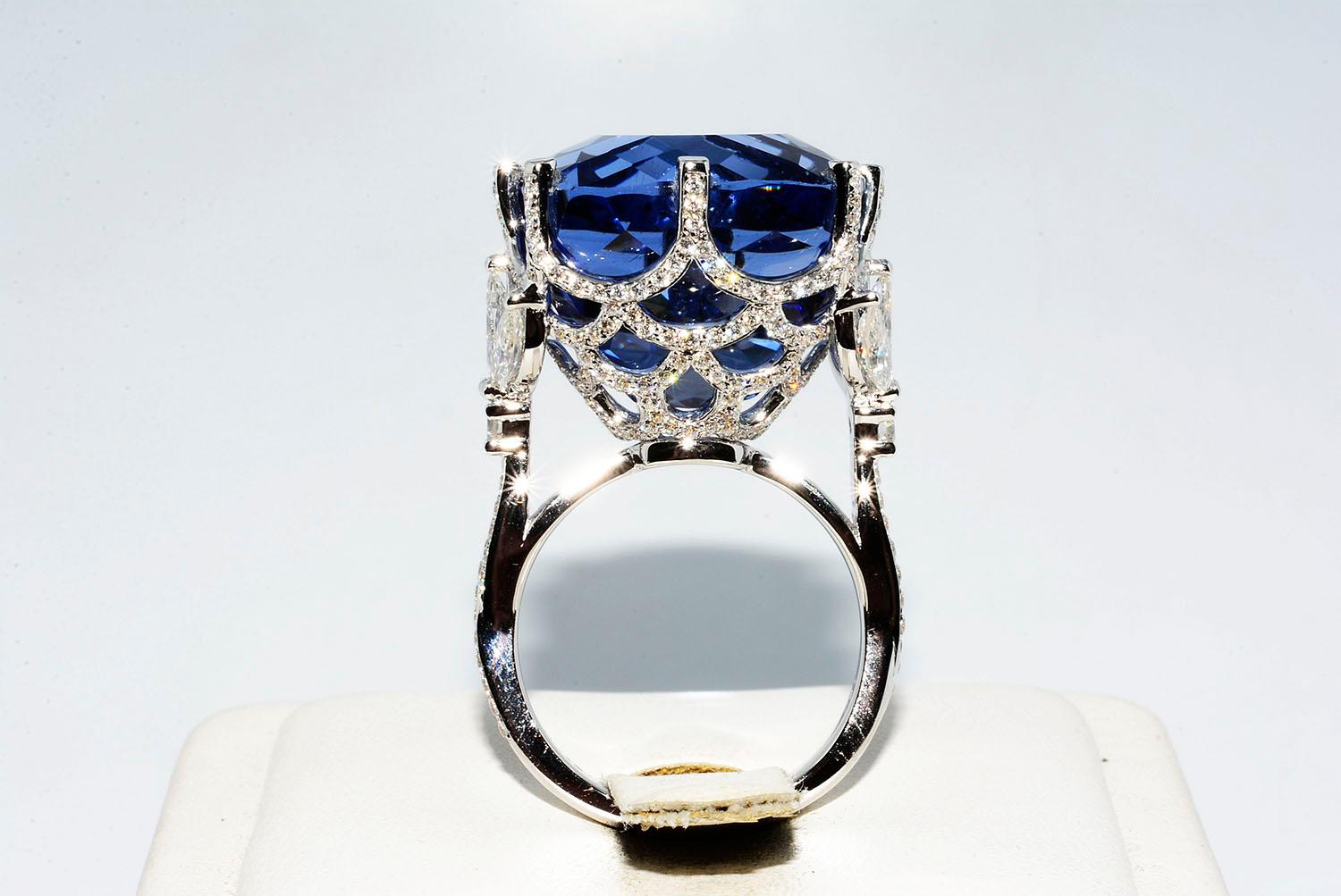 Blue Maxixe Beryl and Diamond Cocktail 18 Karat White Gold Ring In New Condition For Sale In New York, NY