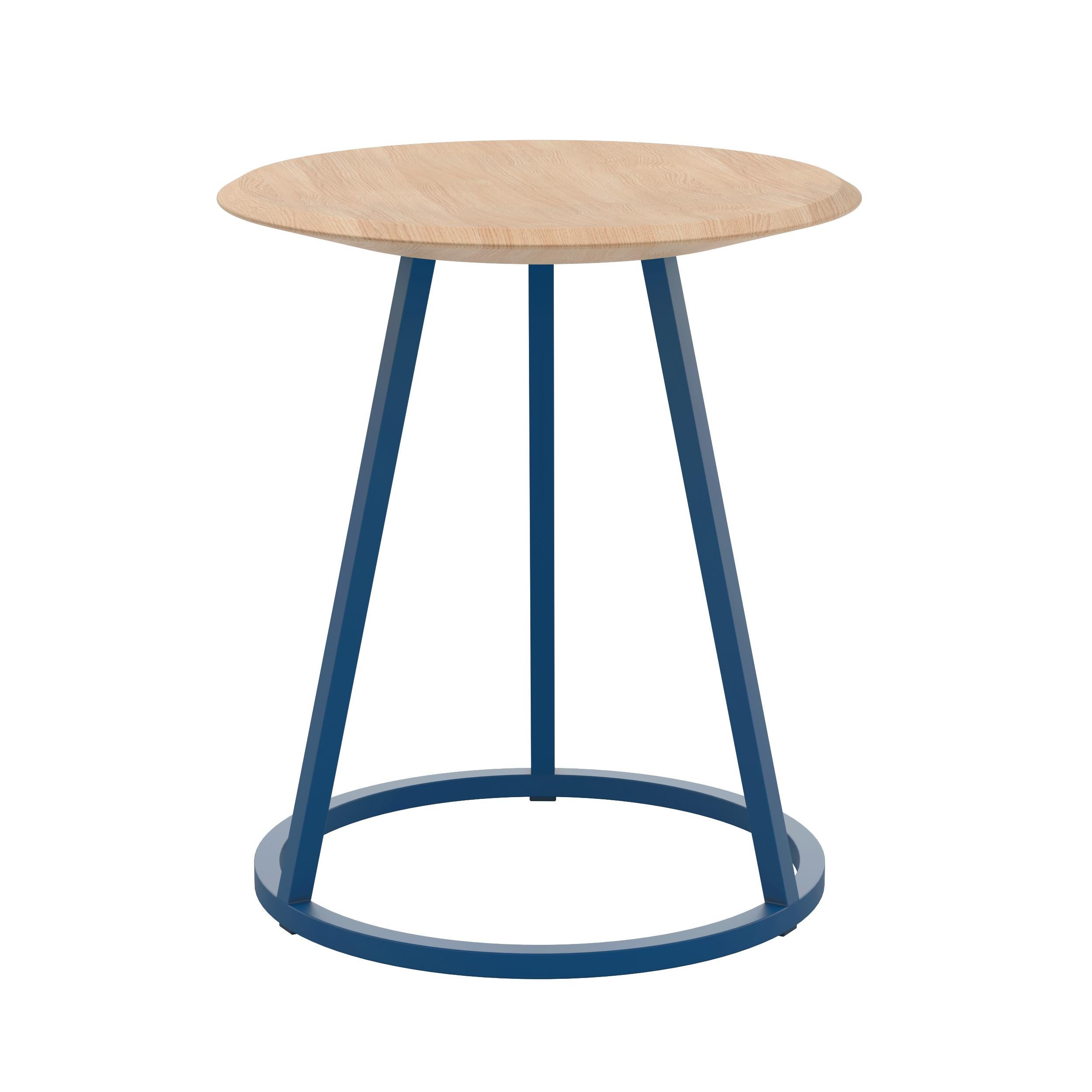 Sgabello Gustave in metallo blu 45 cm Nature Oak di HARTO
Dimensioni: L 35,5 x P 35,5 x H 45 cm. 
Materiali: Legno massiccio, Metallo verniciato.
Peso: 3,8 kg

Gustave è uno sgabello dalle linee pulite ed eleganti. La sua seduta in legno massiccio