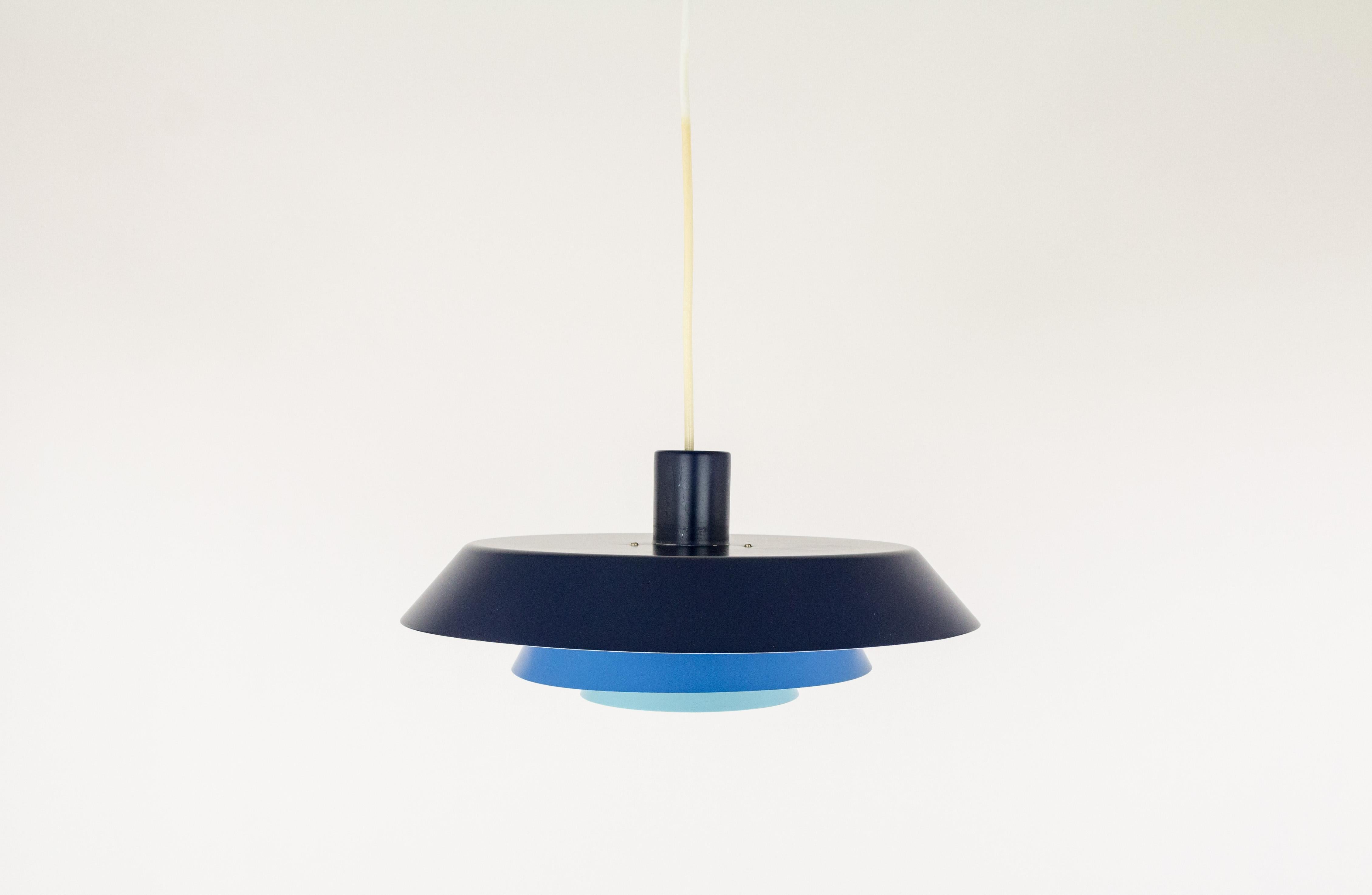Bent Karlby, the most productive designer for Lyfa, created the Troika pendant in 1968. It is part of the so called Lyfalux series, which are according to the advertisement “shining examples of modern lightings”.

Karlby designed three versions of