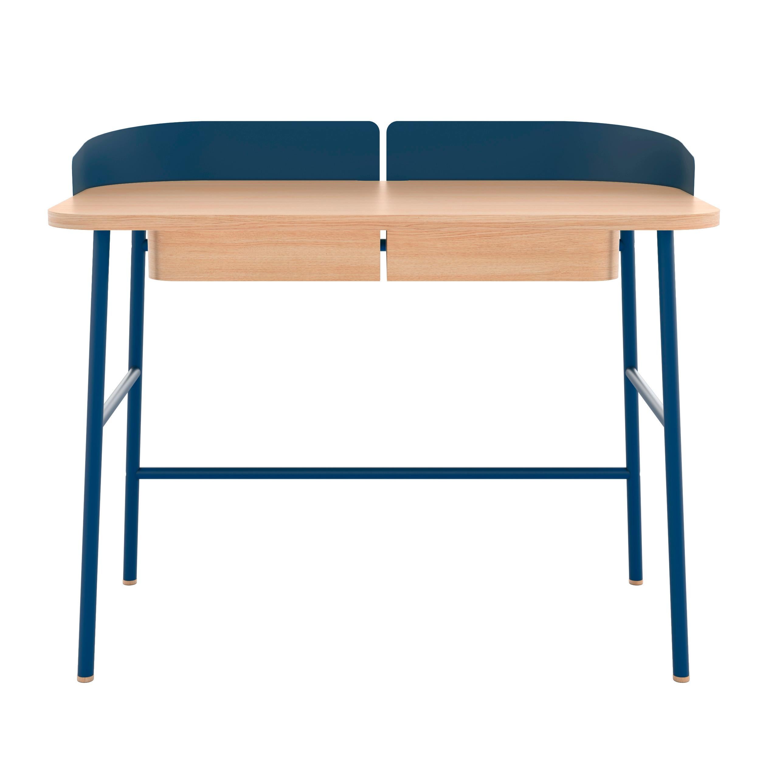 Blauer Metallschreibtisch Victor Oak Natural von HARTO
Abmessungen: B 100 x T 60 x H 81,5 cm. 
MATERIALIEN: MDF-Holzfurnier, lackiertes Metall. 
Gewicht: 19.5 kg

Der Victor-Schreibtisch ist eine Einladung zur Konzentration und Kreativität.
