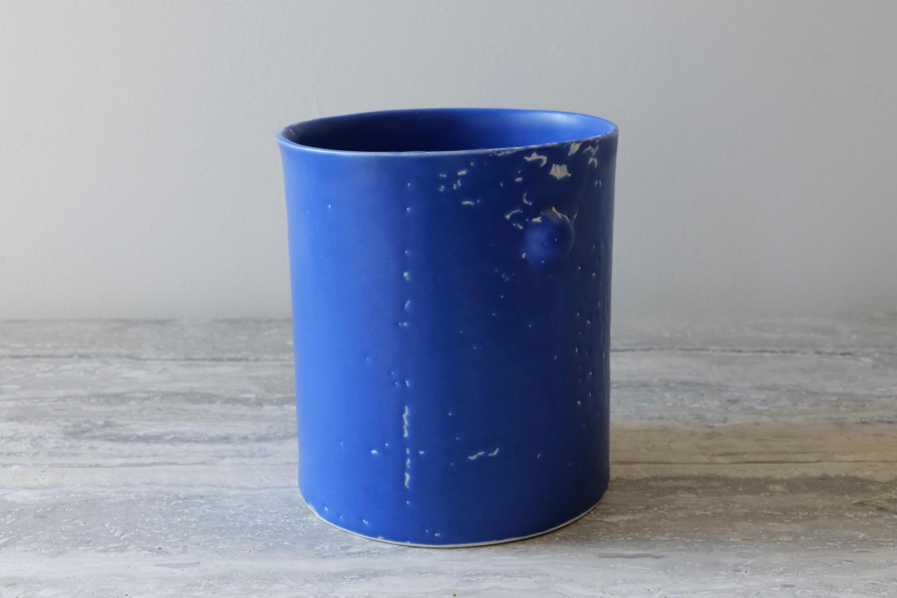 Minimaliste Grand vase en porcelaine à glaçure microcrystalline bleue Bumps de Lana Kova en vente