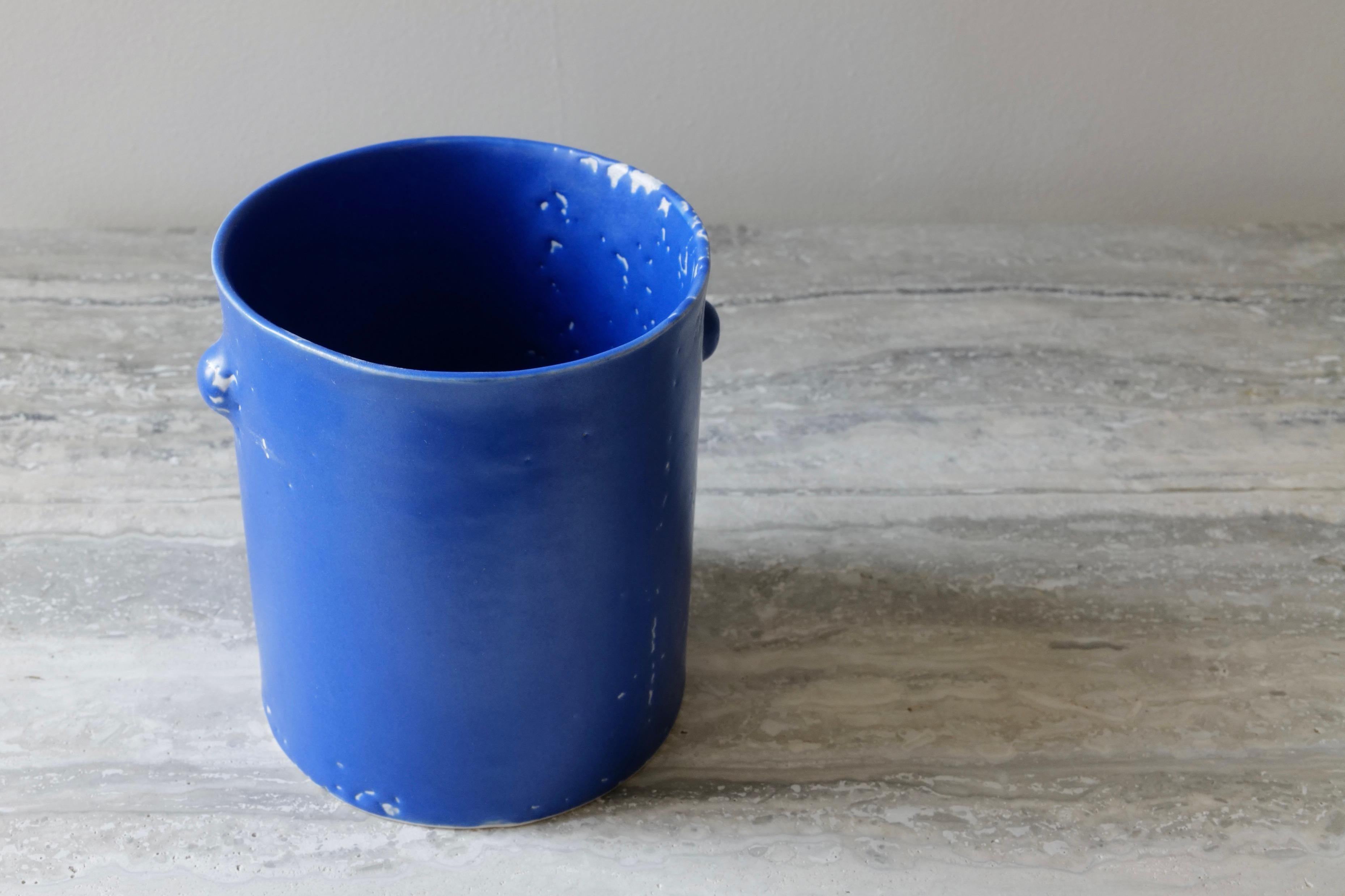 Moulage Grand vase en porcelaine à glaçure microcrystalline bleue Bumps de Lana Kova en vente