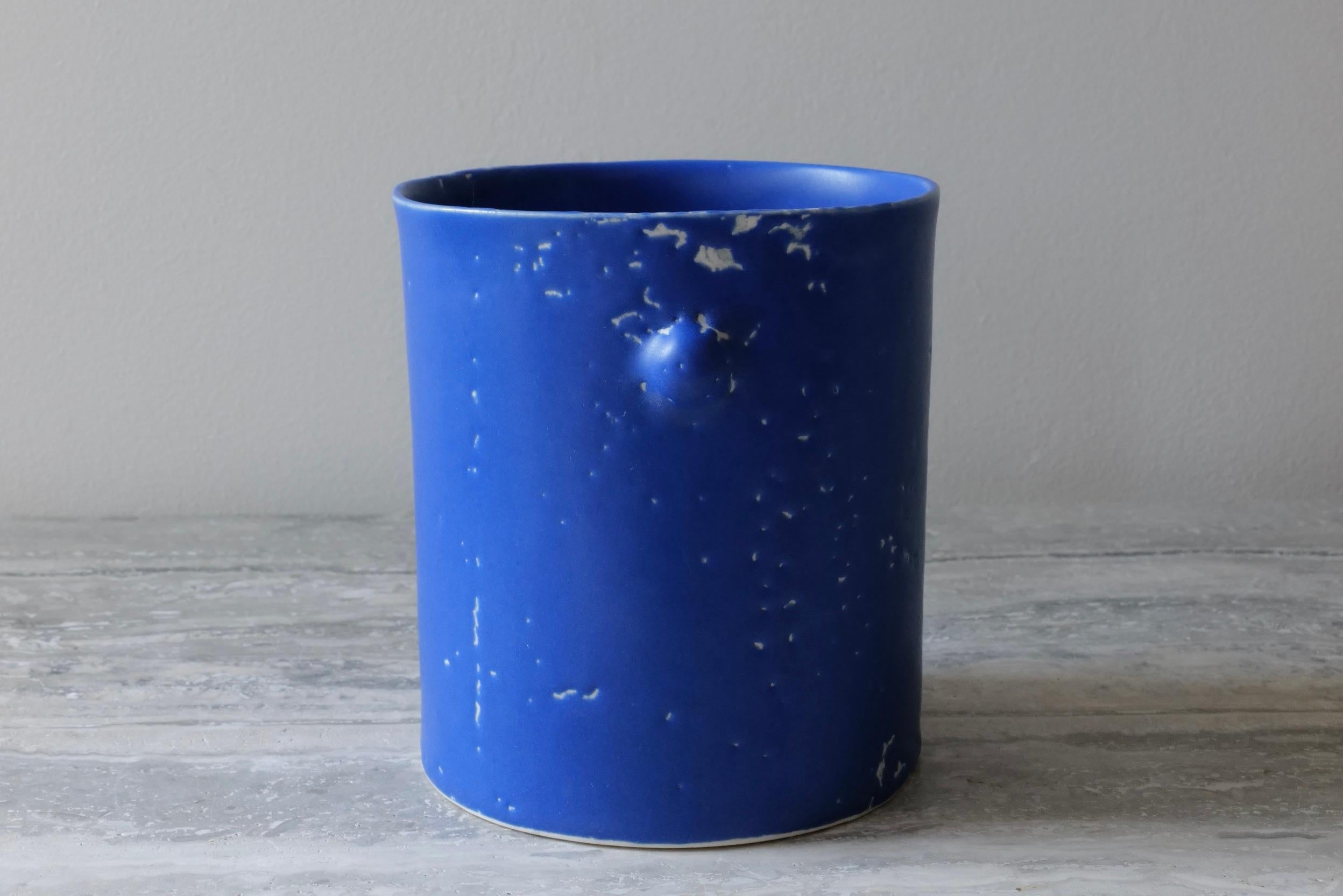 Grand vase en porcelaine à glaçure microcrystalline bleue Bumps de Lana Kova Neuf - En vente à New York City, NY