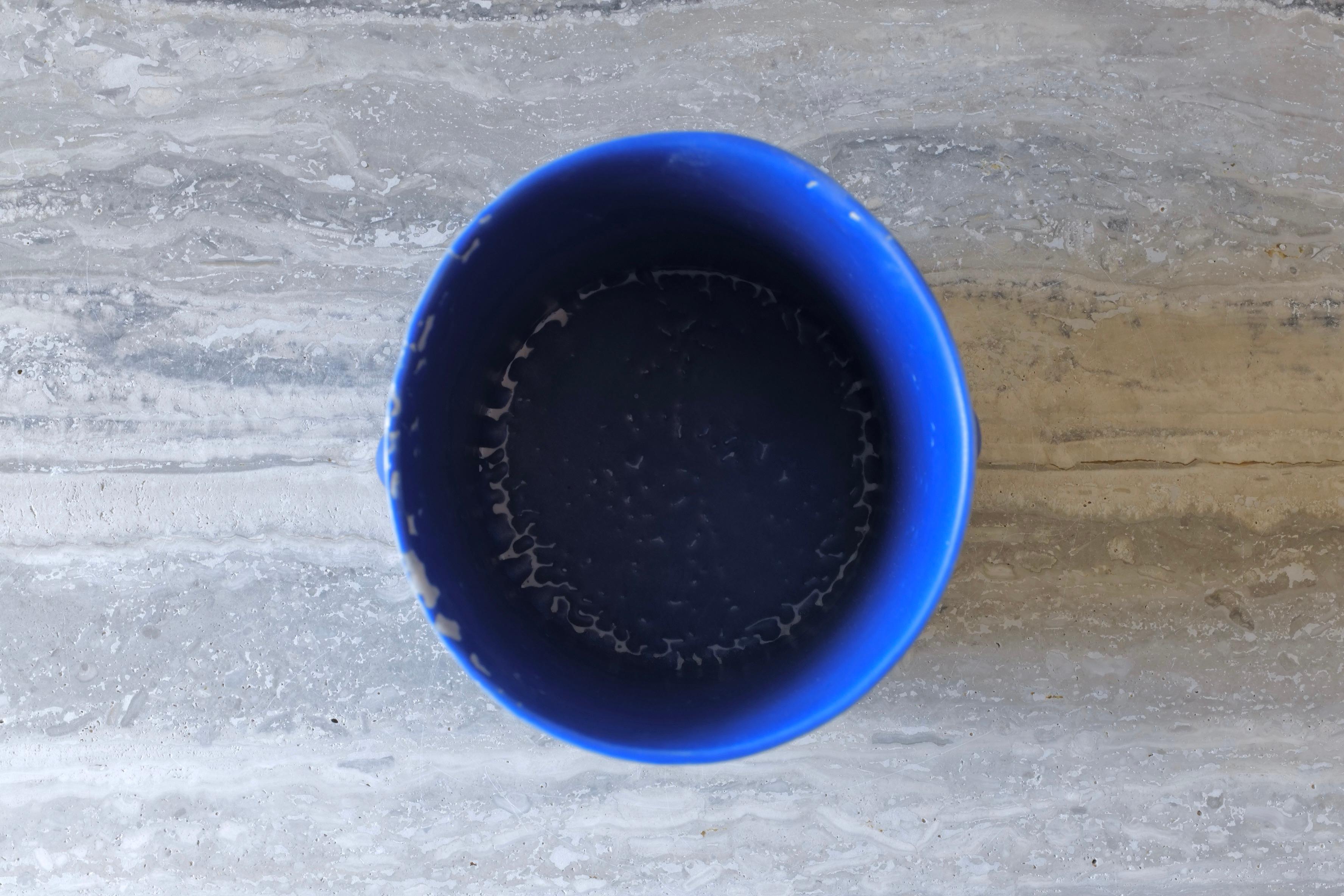 Grand vase en porcelaine à glaçure microcrystalline bleue Bumps de Lana Kova en vente 1