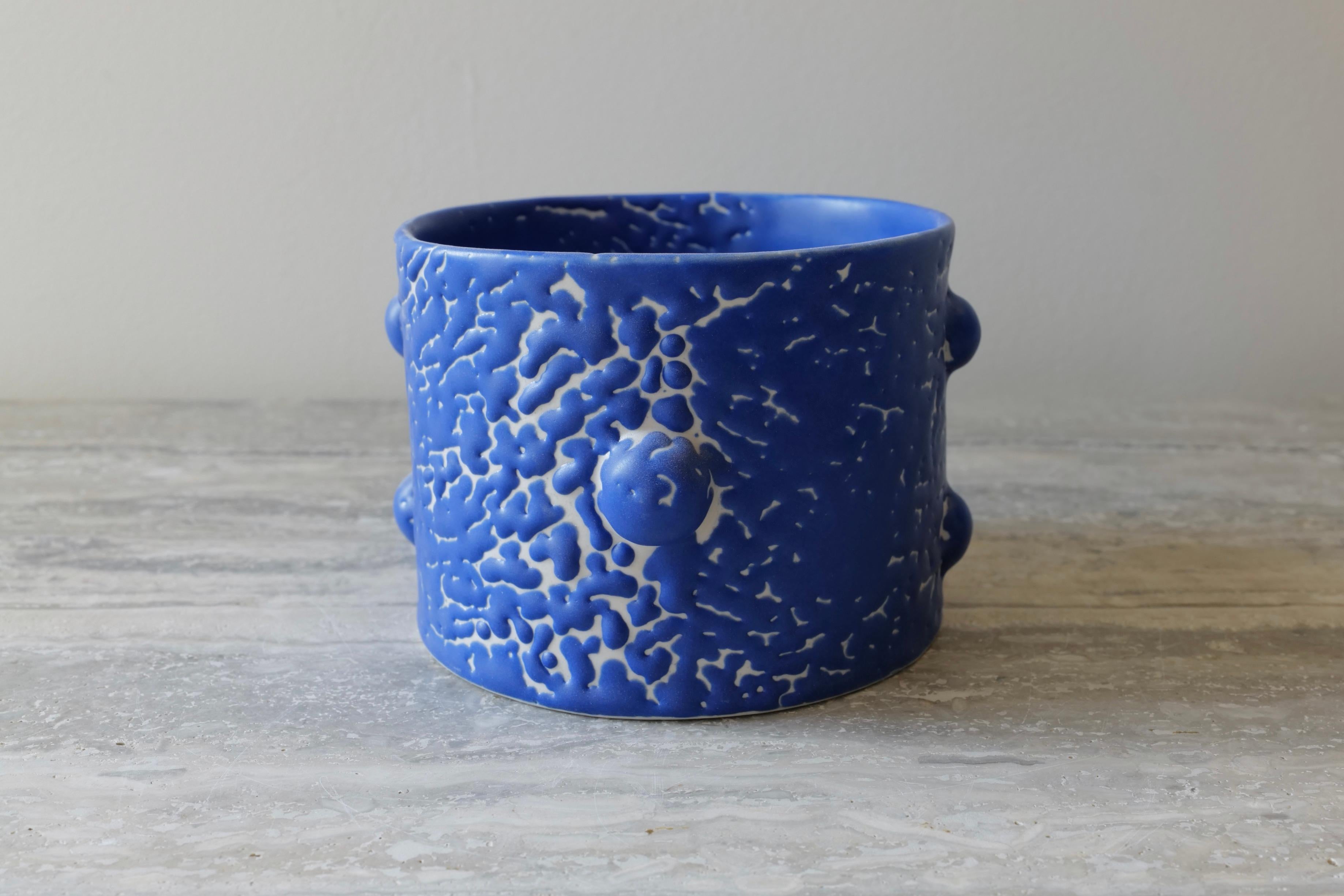 Blaue Porzellanvase mit Mikrokristallglasur-Blumenmotiv von Lana Kova  (Unbekannt) im Angebot