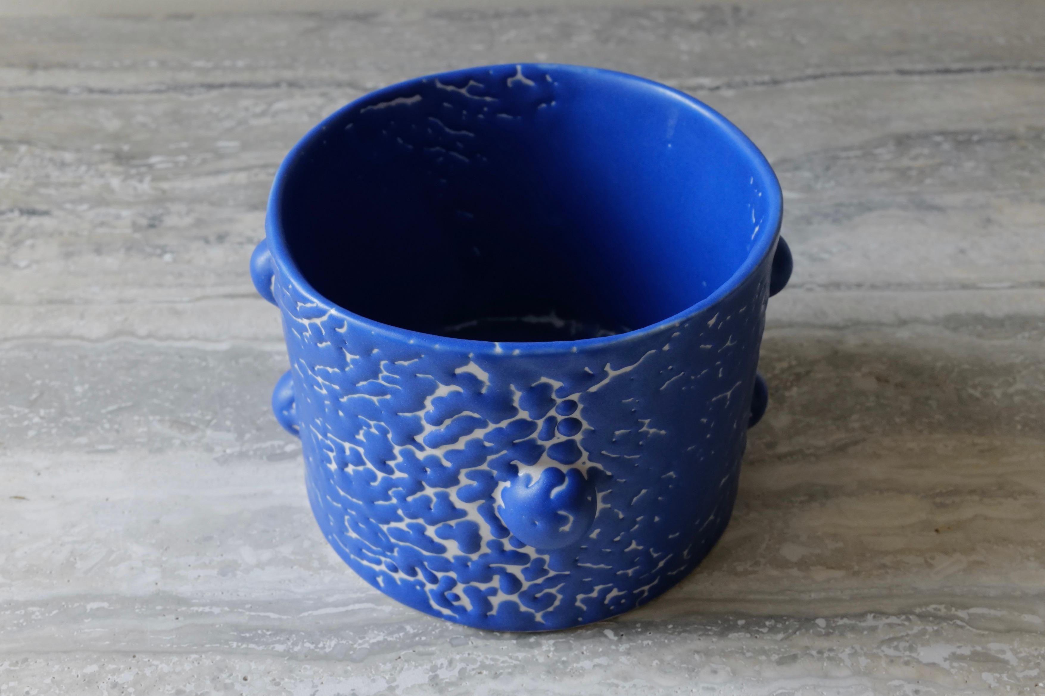 Blaue Porzellanvase mit Mikrokristallglasur-Blumenmotiv von Lana Kova  (Gegossen) im Angebot