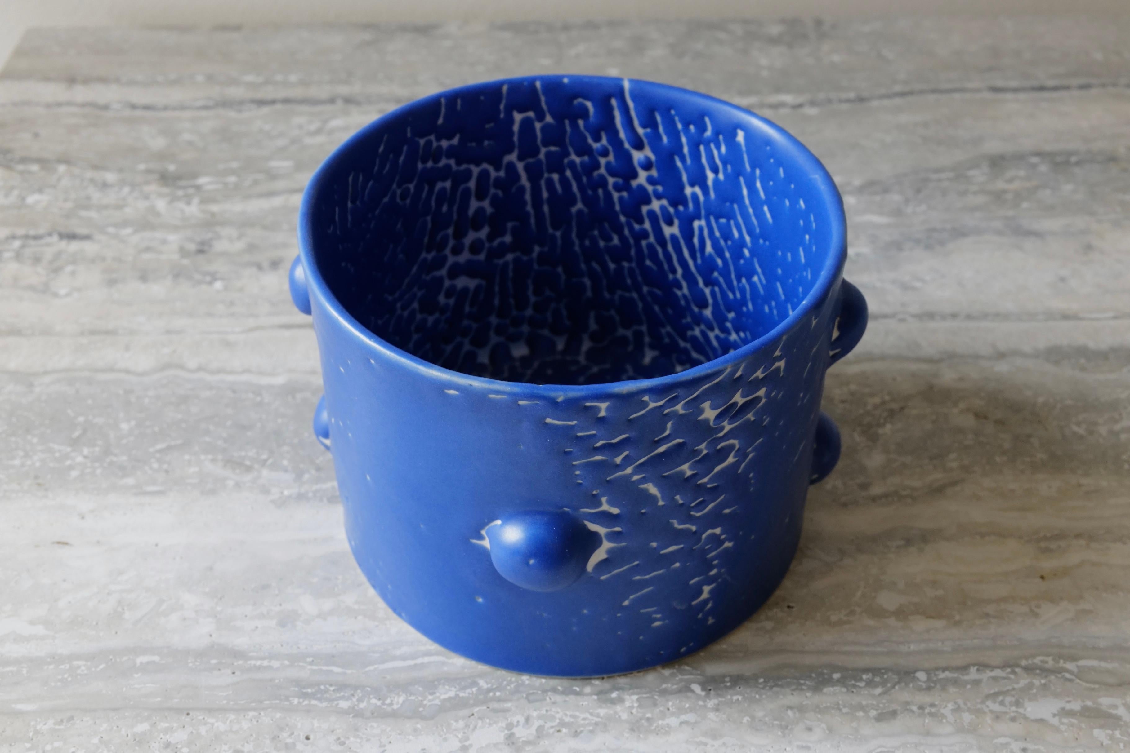 Vase en porcelaine à glaçure microcrystalline bleue Bumps de Lana Kova  Neuf - En vente à New York City, NY