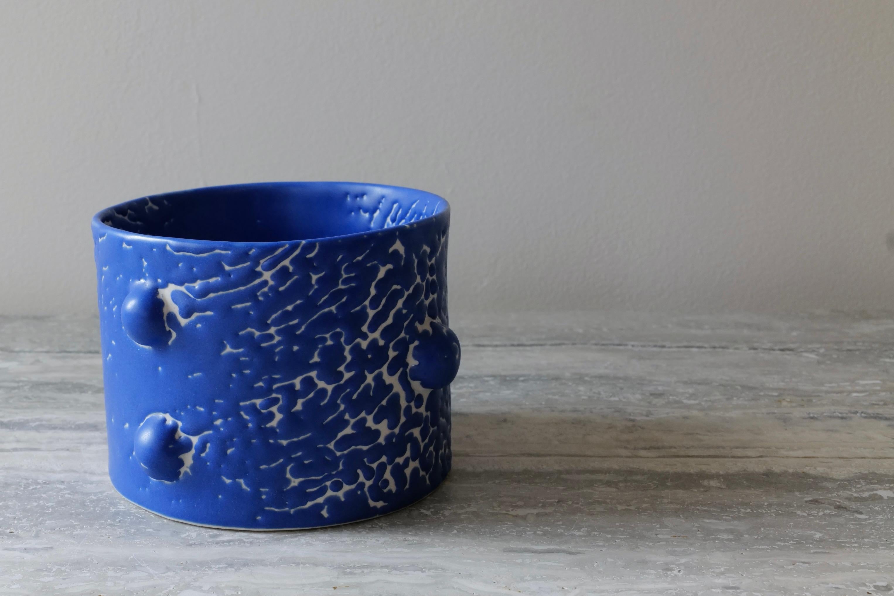 Blaue Porzellanvase mit Mikrokristallglasur-Blumenmotiv von Lana Kova  (21. Jahrhundert und zeitgenössisch) im Angebot