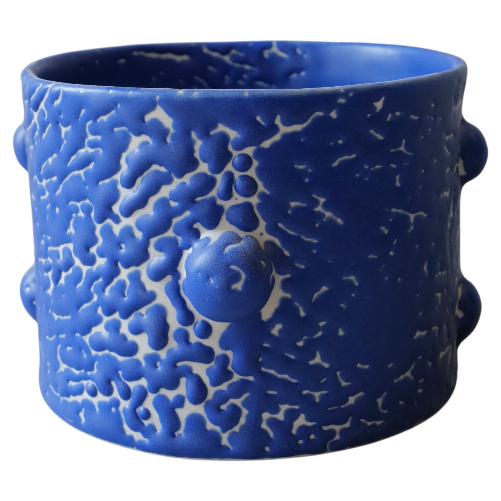 Blaue Porzellanvase mit Mikrokristallglasur-Blumenmotiv von Lana Kova 