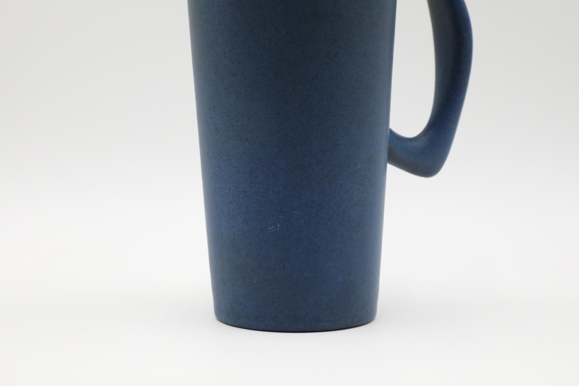 Jarra de cerámica azul de mediados de siglo con asa acodada by Cor Unum 4