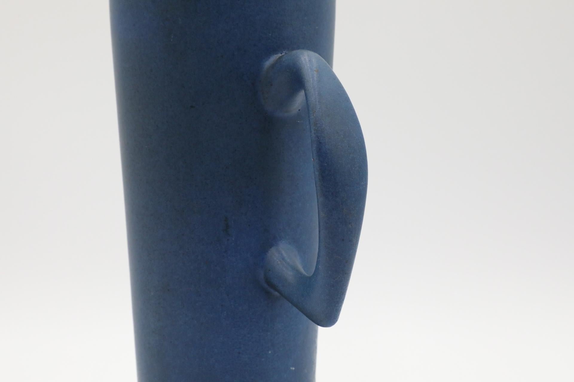 Jarra de cerámica azul de mediados de siglo con asa acodada by Cor Unum 5