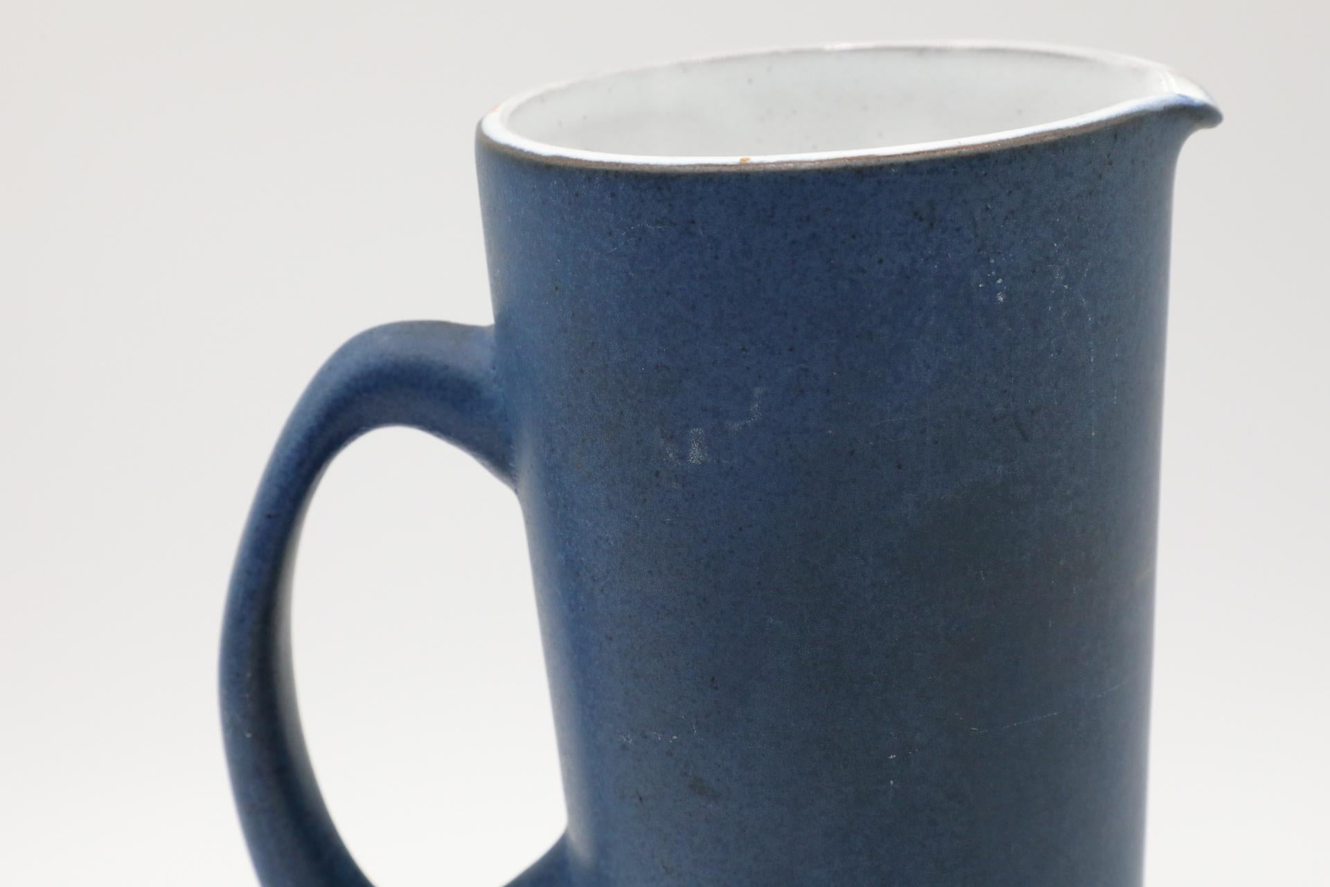 Jarra de cerámica azul de mediados de siglo con asa acodada by Cor Unum 6