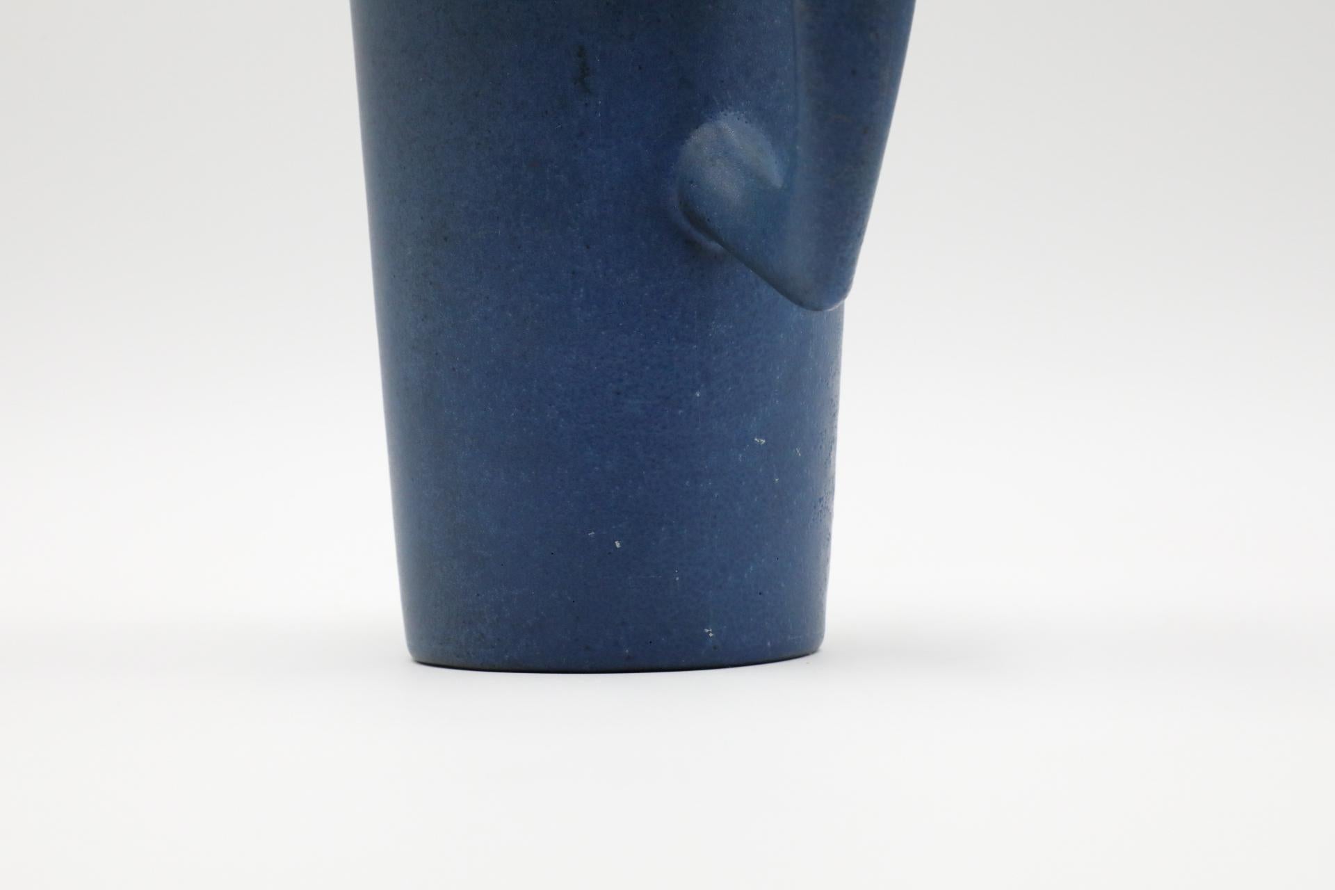 Jarra de cerámica azul de mediados de siglo con asa acodada by Cor Unum 7