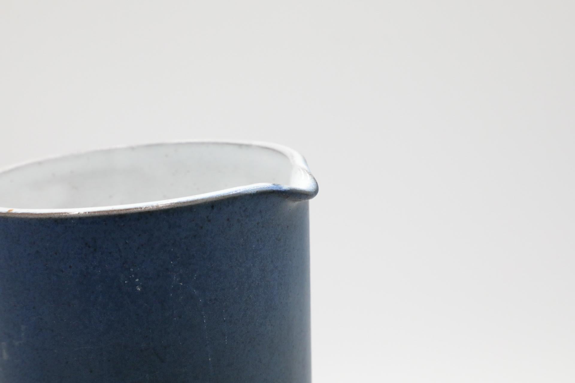 Jarra de cerámica azul de mediados de siglo con asa acodada by Cor Unum 8