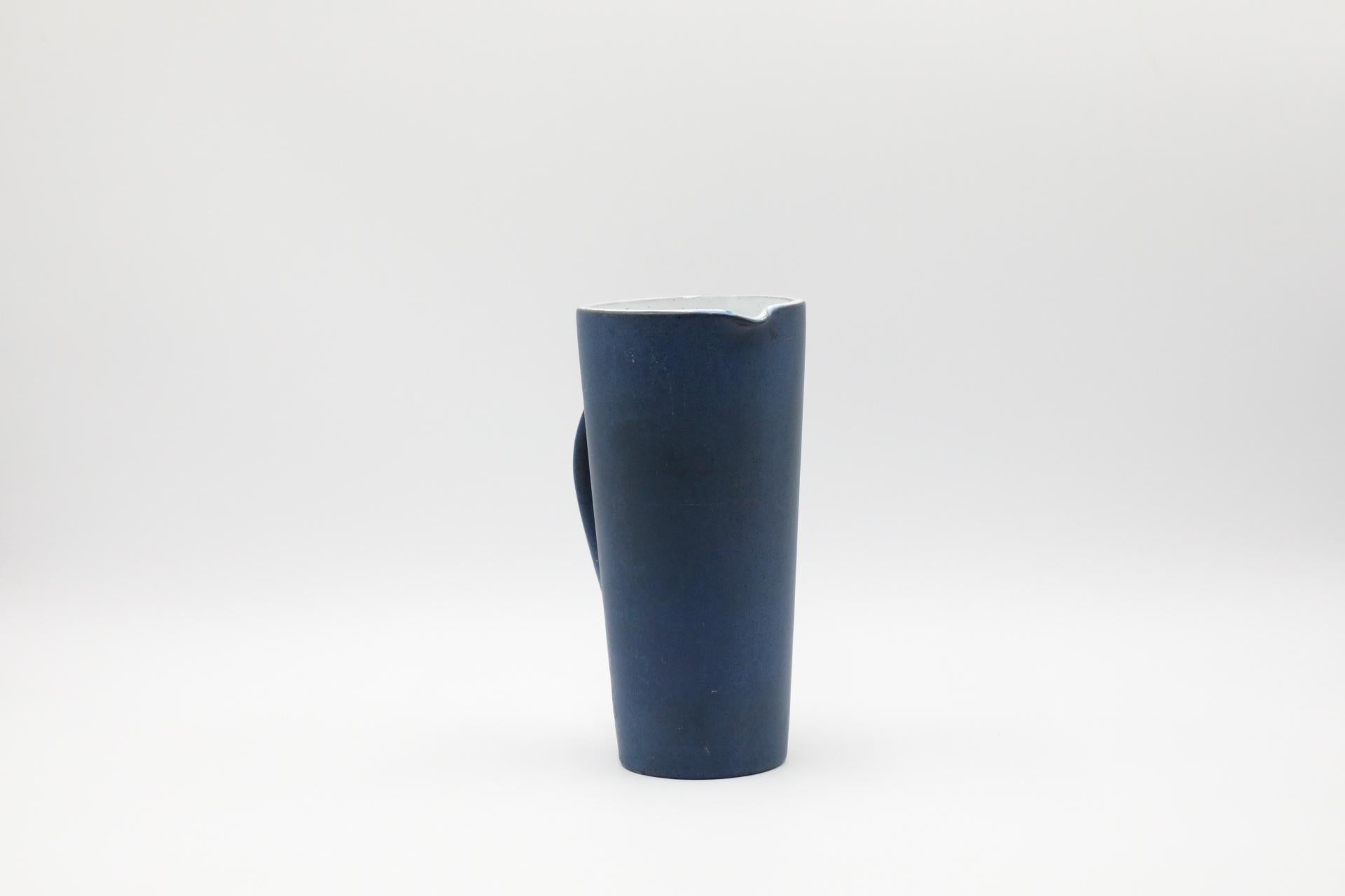 Jarra de cerámica azul de mediados de siglo con asa acodada by Cor Unum siglo XX